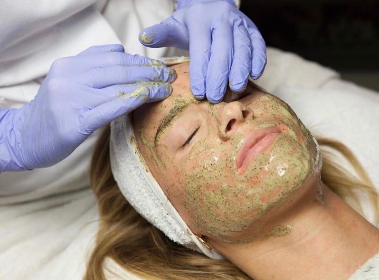 Die natürliche Erneuerung der Haut dauert fast einen Monat.
Die GREEN PEEL® Kräuterschälkur Classic verkürzt diesen Prozess auf 5 intensive Tage 🌿
Für eine sichtbar regenerierte, ebenmäßige Haut.
📅 Vereinbare jetzt deinen persönlichen Behandlungstermin.
#skin #facial #skinglow #skingoals