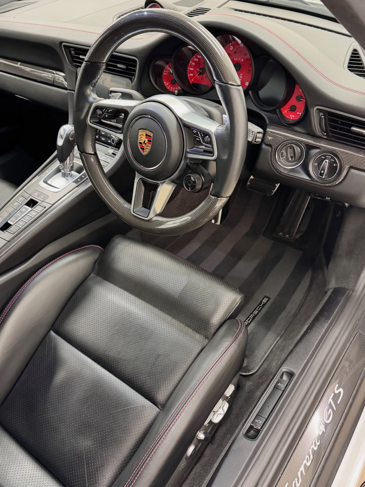 Before and after of the Porsche 911 transformation 🤌