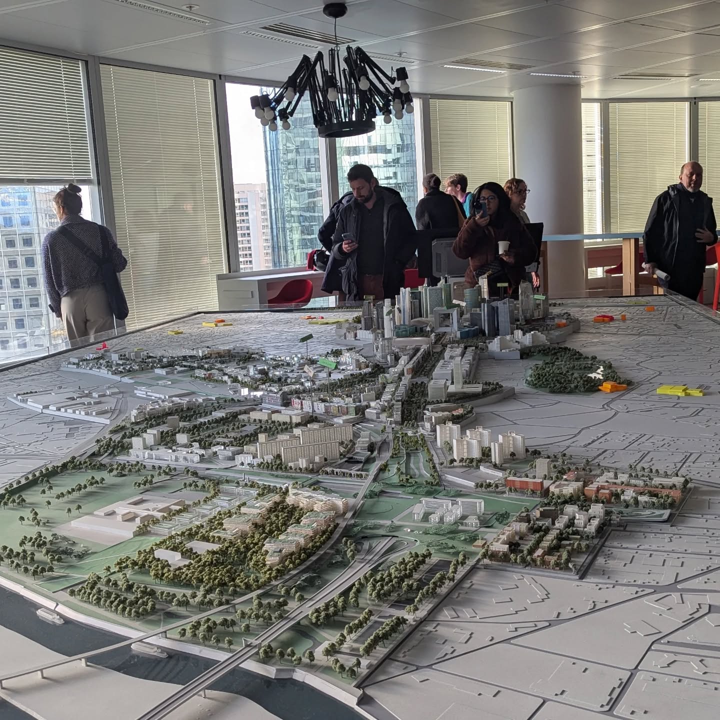 Rencontre avec Paris la Défense (PLD) dans le cadre du projet de requalification du quartier de La Défense. Un projet ambitieux pour continuer de rendre ce poumon économique attractif, plus vertueux, dans les prochaines années. Un projet qui sera bien entendu intégré dans le futur PLUi de @ept_pold !
Merci pour cet accueil et ce temps très instructif @parisladefense ☺️
Work in progress.