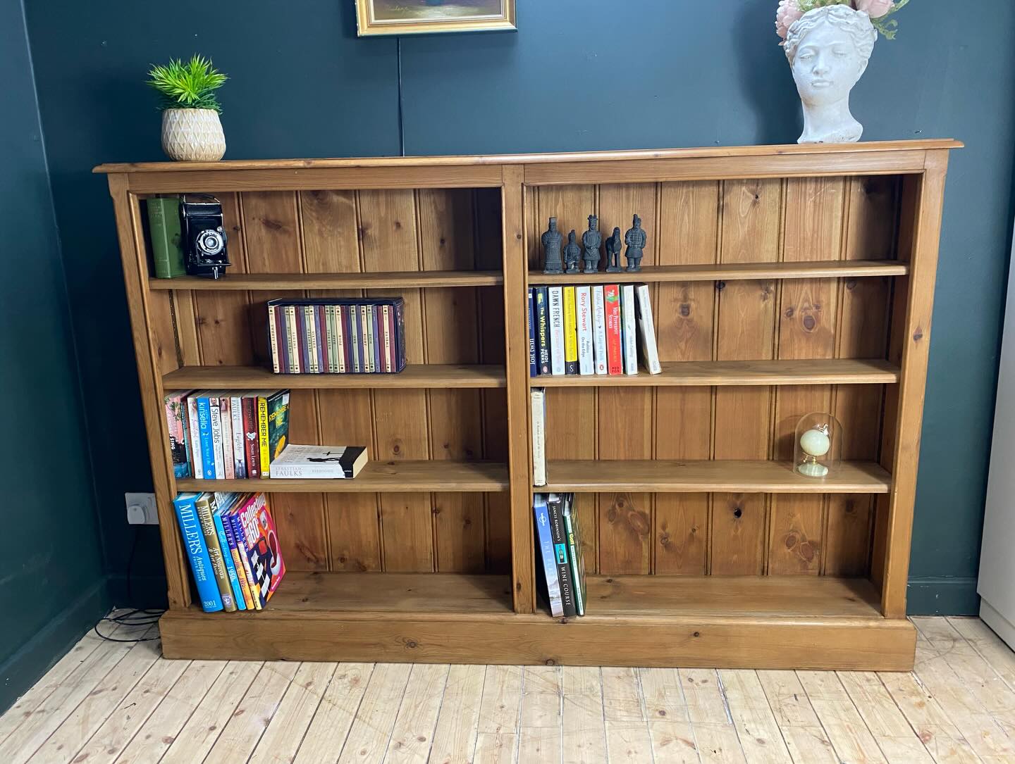 -SOLD-
Too many books? No where to put them? Look no further than this superb pine bookcaseā¦.
Low and wide rather than tall, the lower height makes it ideal beneath pictures or a mirror.
Perfect for books, framed photos, pottery and those bits you like to change around all the time !
The shelves are adjustable and there are 8 in total (6 in the pictures)
Measuring 175 cms wides x 23 cms deep (individual shelves 17 cms deep) x 115 cms high
Ā£175 with free local delivery
#pinebookcase
#vintagefurnitureforsale
#storagewithstyle
#interiorinsporation