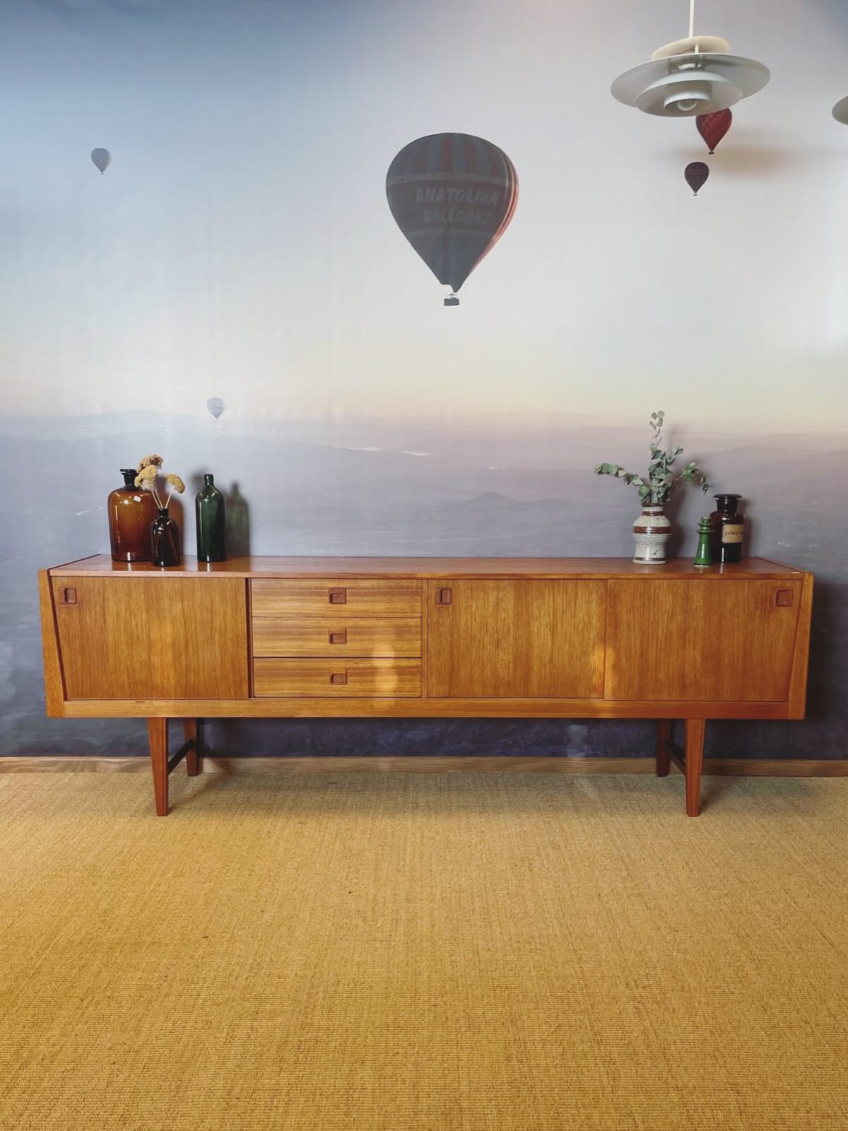 Belle enfilade vintage danoise en teak disponible!
#mobilier #mobiliervintage #decoratricedinterieur #danishfurniture #teakwood