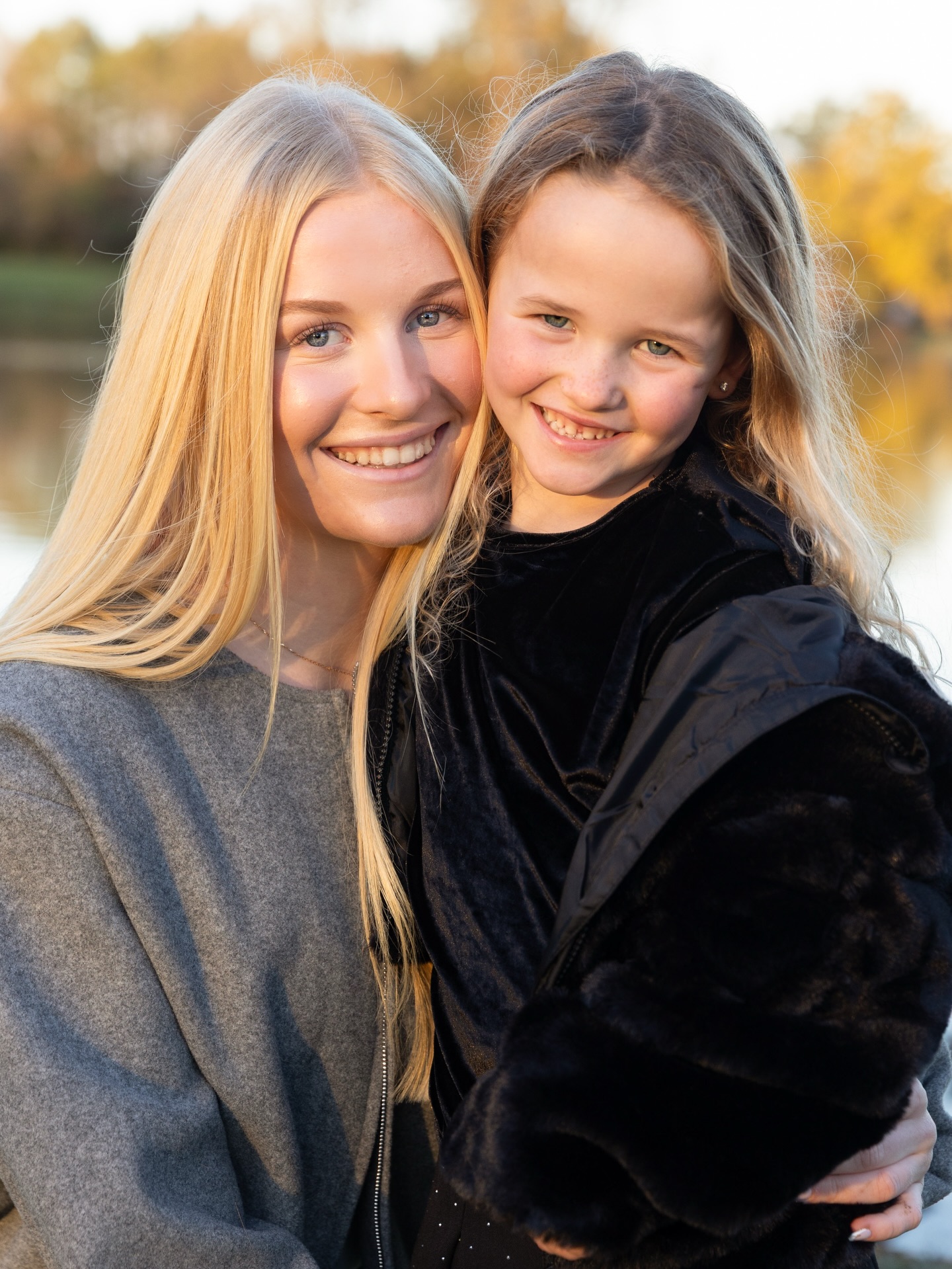 Sisters 🤍🩷
Such a joy capturing these beautiful girls.
Daisy and Dottie glowing in the winterery golden light ✨