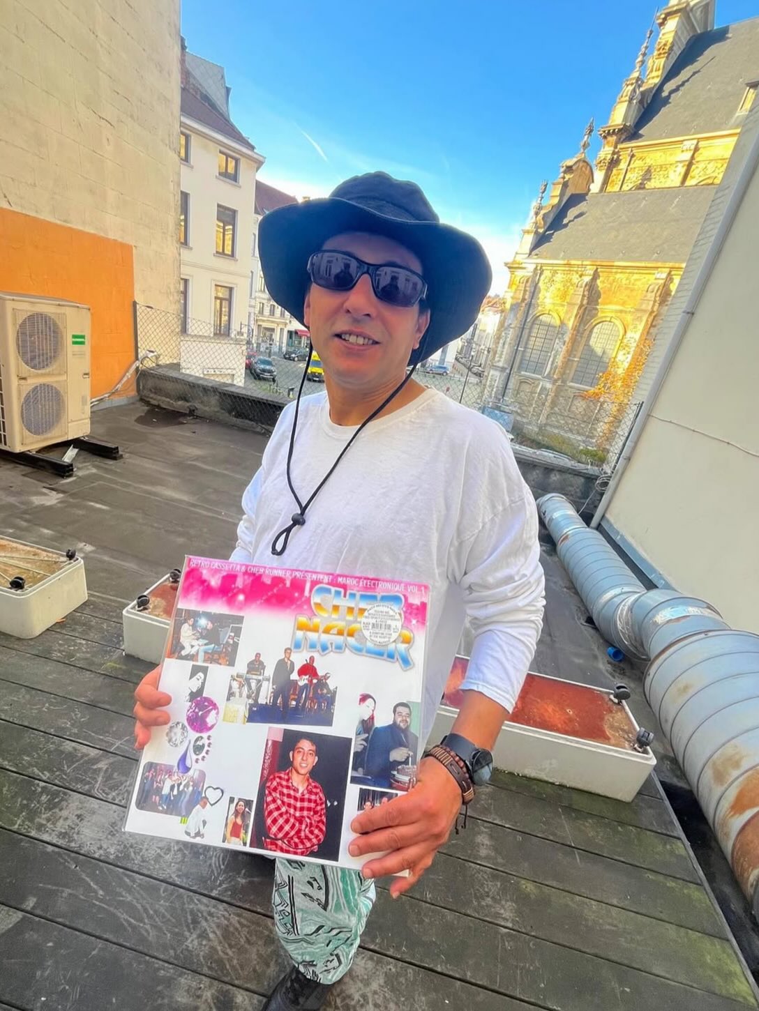 @bongojoerecords est fier d’annoncer la sortie de Maroc Électrique Vol. 1, une compilation présentée par les DJ et archivistes @retro_cassetta & @cheb.runner, qui met en lumière la scène underground marocaine électro des années 1990 à travers la musique de Cheb Nacer, figure emblématique des débuts de l’ère techno-raï dans le pays.
Pressage 140g
PVC Noir et tirage limité rose
—
Bongo Joe is proud to announce Maroc Électrique Vol. 1, a landmark archival release presented by DJs and curators Retro Cassetta & Cheb Runner, shining a new light on the electrified Moroccan underground of the 1990s through the music of Cheb Nacer — a key voice of the country’s early techno-raï era.
140g pressing
Black PVC & limited pink edition