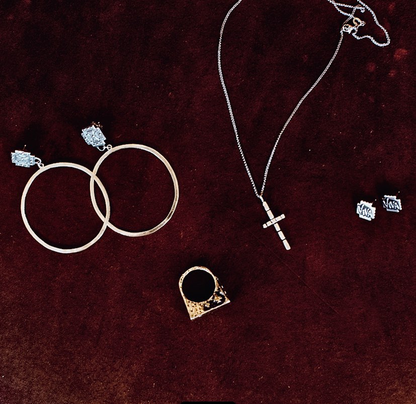 Using ancient and precise methods of lost wax casting for her original designs, #cenizowest is bold and distinctive for the modern renegade. Hecho con cariño
*Design Drops: Introducing our New Hoop Earrings, Rustic Cross and Viva Stud Earrings* Coming to you, stay tuned!
#cenizowest #renegade #lostwaxcasting #bebold #bedistinctive #jewelry