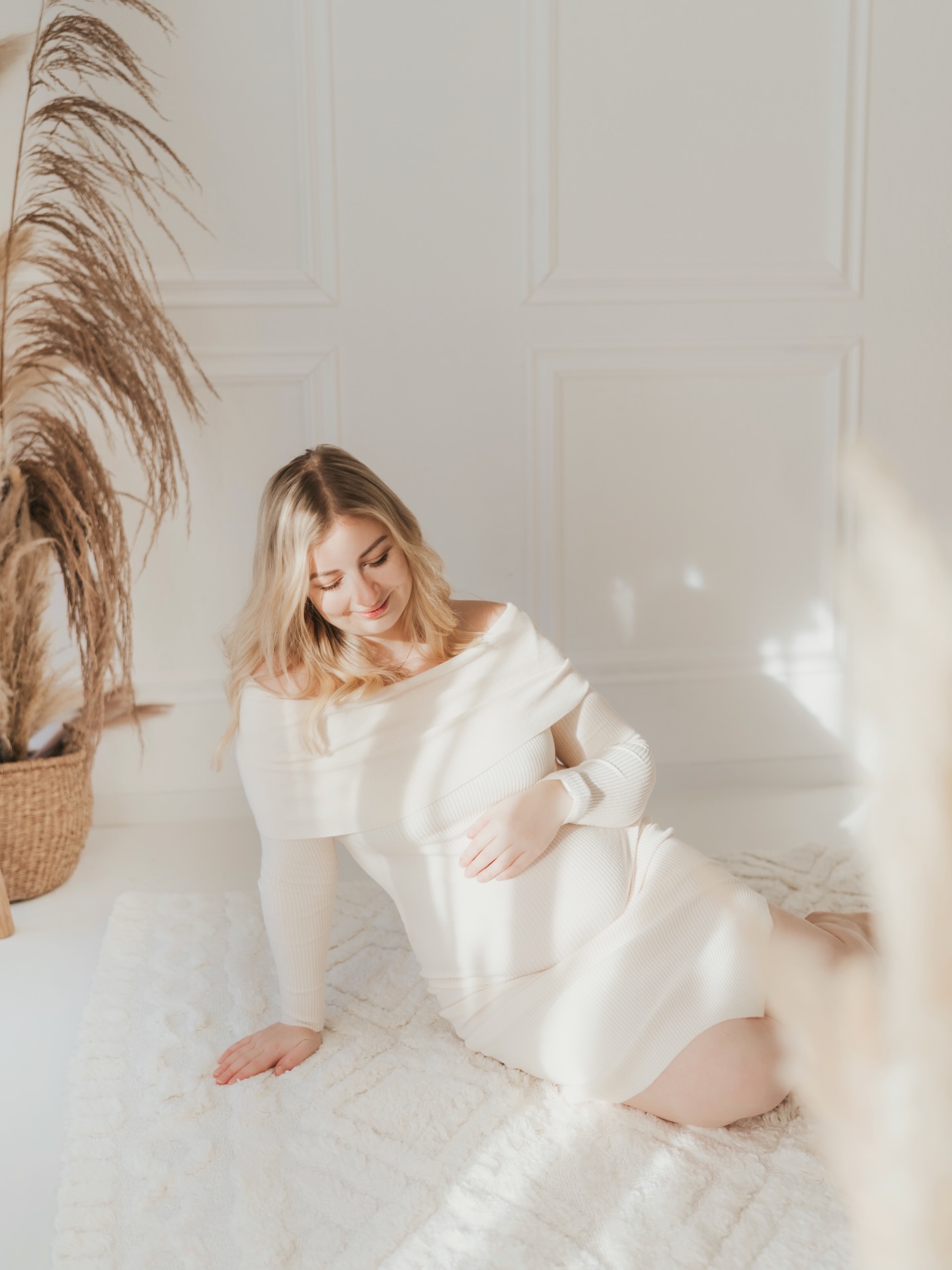 BABY NEWS 💛
Die letzten Wochen hatte ich bei meinen Shootings einen ganz besonderen kleinen Assistenten dabei – denn ich werde im Sommer zum zweiten Mal Mama 🥰
Was das für euch und meine Arbeit bedeutet 📸:
Ab Juni gehe ich in die Babypause, voraussichtlich bis Oktober. Wenn ihr also dieses Jahr noch ein Shooting buchen möchtet, meldet euch am besten zeitnah – einige der beliebten Termine sind bereits vergeben. Das gilt auch für das Einlösen von Gutscheinen.
Geplant sind außerdem Mommy & Me Minishootings Anfang April sowie die Weihnachtsminis Mitte November. Alle weiteren Infos dazu folgen bald ✨
Ich freue mich riesig auf den neuen Lebensabschnitt und darauf Mama von zwei wundervollen Kindern zu sein. 🥰