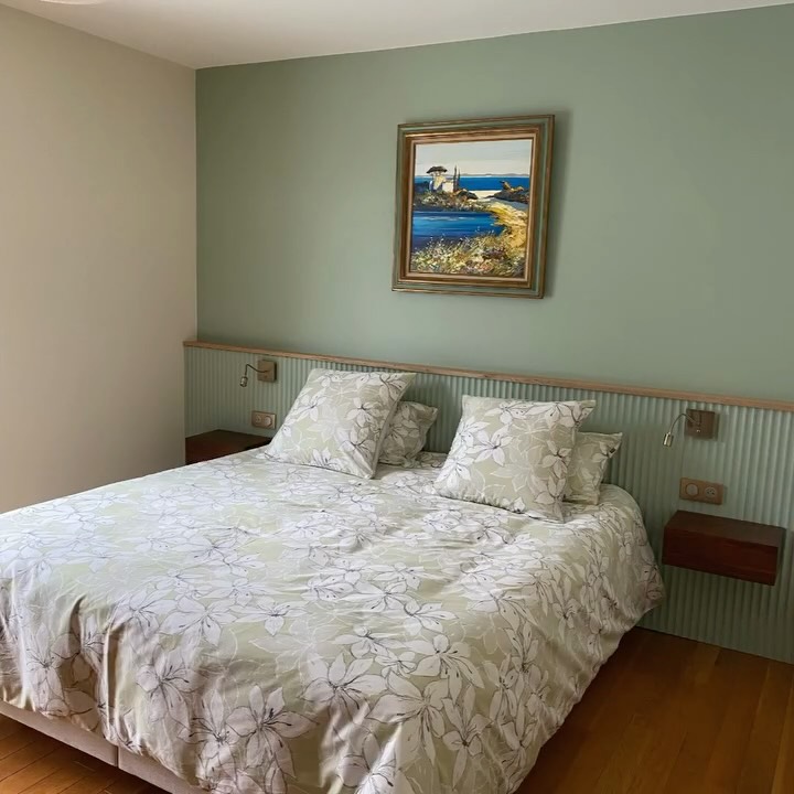 AVANT/APRES
HELLO!
Nouvelle année mais ancien projet qui vient de se terminer !
Pour petit rappel, mes clients souhaitaient une chambre avec une ambiance douce, une tête de lit qui fasse toute la longueur du mur avec une couleur qui puisse mettre en valeur un tableau qui leur est précieux
La tête de lit a été faite avec un revêtement 3D de la marque @orac_france, les teintes choisies sont celles de chez @peinturesunikalo .
Il manque encore quelques détails que les clients n'ont pas eu le temps de placer comme un coffre de rangement en bout de lit, les rideaux et un boutis et un miroir mais voilà la photo reçue ce jour avec un petit message de la part de mes clients me disant : " je pense que nous allons bien dormir ce soir 😊 ! le résultat nous plaie énormément ! merci beaucoup pour vos conseils ". Que demander de plus ! je suis toujours ravie de recevoir ce genre de message !
Alors en route pour de nouveaux projets avec des AVANT/ APRES de qualité !
#deco #décoration #decorationinterieur #amenagement #homesweethome🏡 #chambre #renovations