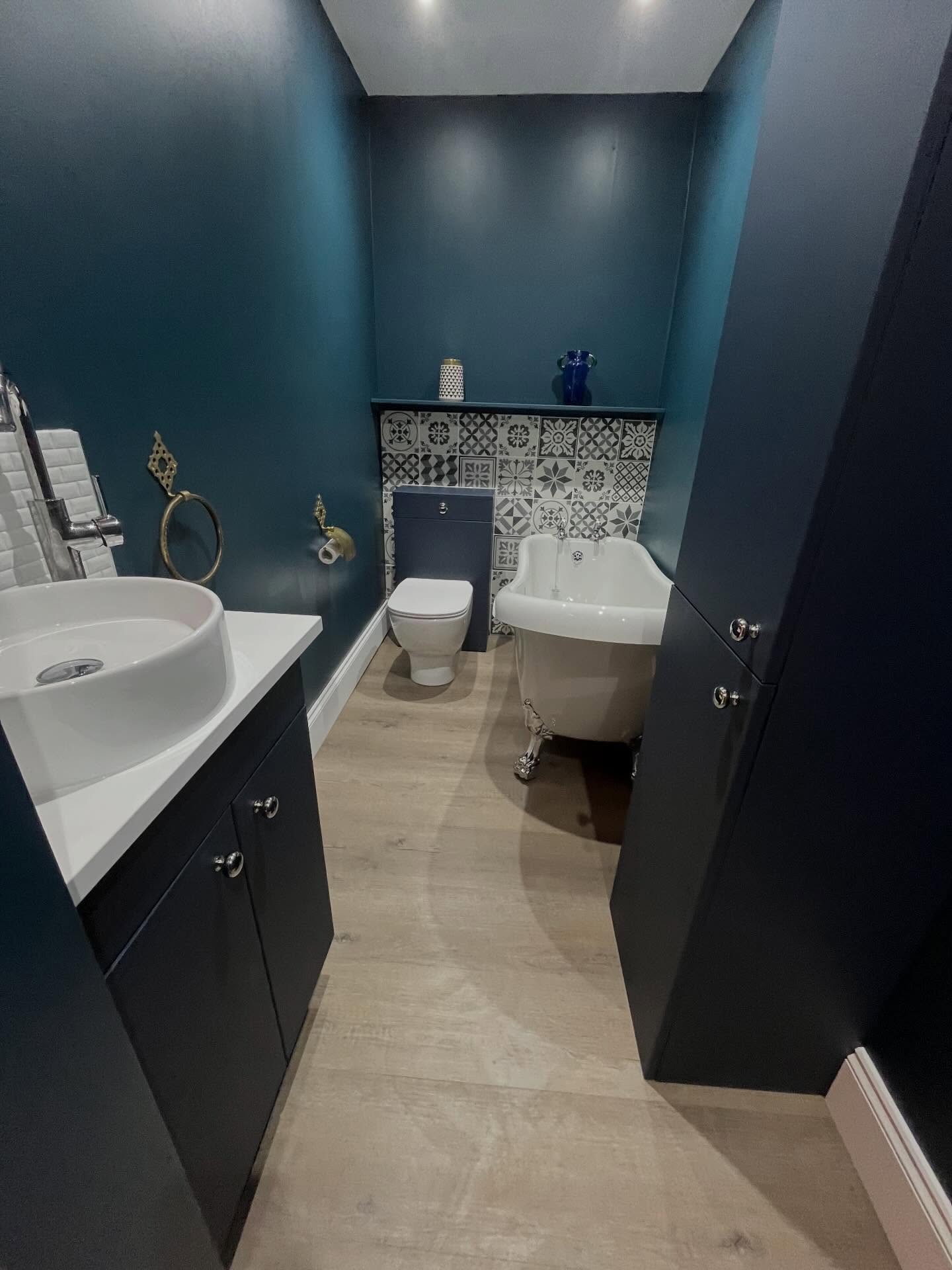 First project of 2026 complete! Farrow and ball hague blue paint with navy blue furniture and a larder for extra storage. Roll top free standing bath with dragon feet and a random pattern tile with chrome hardware. Traditional feel to this period home in Cheltenham.