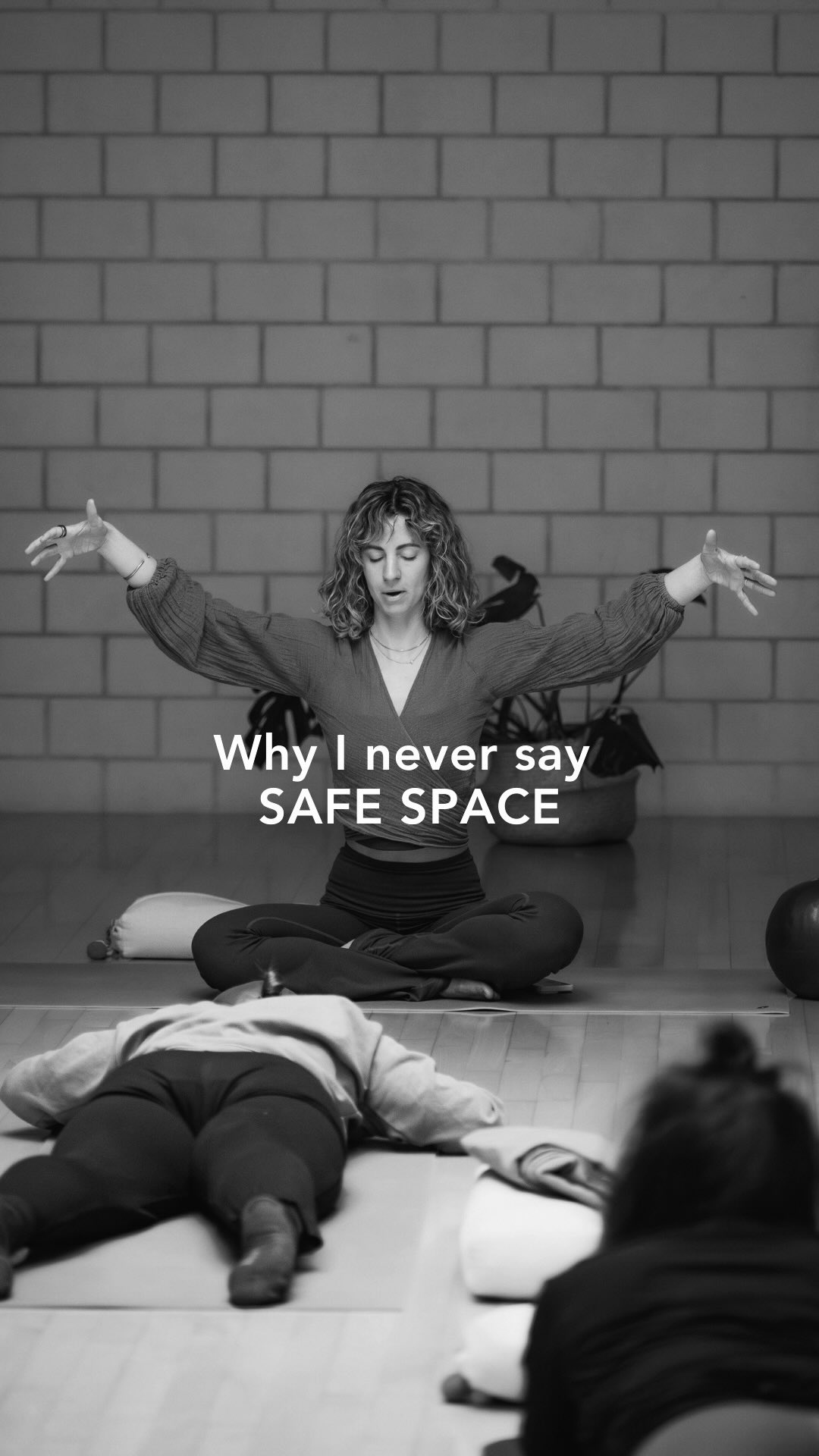 Why I never say “Safe Space”.
And what we create instead. 〰️
In meiner Welt – als Yogalehrerin, Space Holderin, Ausbildnerin – werde ich dir nie ein Safe Space-Versprechen machen.
Denn ein sicherer Raum ist keine Garantie.
Er ist keine Performance.
Und er ist nicht kontrollierbar.
„Safe Spaces sind kontrollierte Räume.“
Das klingt erstmal hart – und vielleicht unbequem. Aber im Yoga suchen wir keine oberflächliche Sicherheit, in der nur angenehme Empfindungen erlaubt sind.
Echte Sicherheit entsteht dort,
wo wir lernen zuzuhören statt zu kontrollieren.
Wo Nervensysteme vertrauen dürfen, statt einzufrieren.
Wo wir nicht davonlaufen – sondern wirklich mit dem bleiben, was gerade da ist.
Was ich dir biete ist ein SUPPORTED SPACE.
Ein Raum, der nicht kontrolliert, sondern mitträgt.
Der nicht vorgibt, was du fühlen sollst – sondern dich einlädt, zu fühlen, was da ist.
Ein Raum, in dem:
– du dich spüren darfst, statt funktionieren zu müssen.
– dein Nervensystem mitreden darf.
– auch das Unbequeme willkommen ist.
In einem supported space geht es nicht darum, alles angenehm zu machen. Sondern darum, dich mit dem zu unterstützen, was gerade ist – egal ob roh, weich, laut, still, bewegt oder gehalten.
Was sind deine Gedanken zu SAFE SPACES❓❓
.
.
#supportedspace #somaticyogatraining #embodiedteaching #spaceholding
.
PC @am.photo.ch