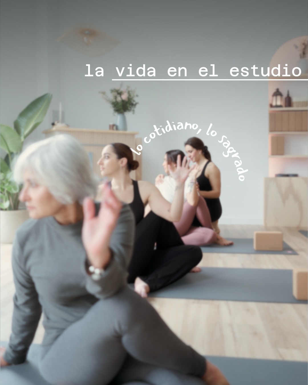 𝒍𝒐 𝒄𝒐𝒕𝒊𝒅𝒊𝒂𝒏𝒐, 𝒍𝒐 𝒔𝒂𝒈𝒓𝒂𝒅𝒐 🌀 𝚕𝚊 𝚟𝚒𝚍𝚊 𝚎𝚗 𝚎𝚕 𝚎𝚜𝚝𝚞𝚍𝚒𝚘
Repasando todo lo se ha vivido esta semana en el estudio me ha parecido una buena idea poder compartirlo con vosotros para así, poder acercaros un poco más a nuestra forma de ver la vida.
1️⃣ Empezamos la semana lunes/martes con una clase técnica centrada en re conectar con nuestro centro y para ello usamos hipopresivos, trabajo específico de core con bloques y silla. Terminamos con un pequeño reto a superar con las posturas invertidas y como el trabajo previo nos ayuda a ese sostén.
2️⃣ Cada día, CADA DÍA, aprecio con cariño y respeto la belleza que me rodea en este espacio.
3️⃣ Bajando al cuerpo la clase que compartiría en clase el miércoles y jueves. Una clase slow de apertura de caderas, abierta a experimentar la suavidad en su medida.
4️⃣ El regalo de verles a ellos integrar lo que está en mi mente y observar como todo cobra sentido en sus historias. Por supuesto, siempre atenta a lo que descubro en cada clase y en cada compartir.
5️⃣ Preparar pedidos para acercar UPEKSA a la casa de aquellos que quieren ser acompañados. Empaquetar, gestionar y verlos llegar es un proceso del que no me cansaré nunca.
6️⃣ La semana (casi) siempre termina con mi práctica personal y creo que también hay algo bonito en ello. El estudio vacío, el silencio y el dejar de lado una práctica perfecta para abrirme a vivir una práctica “lo más real posible”.
Espero que os guste este compartir. Os leo en comentarios, si os apetece, me encantaría saber cuál ha sido tu momento favorito esta semana 🫀✨