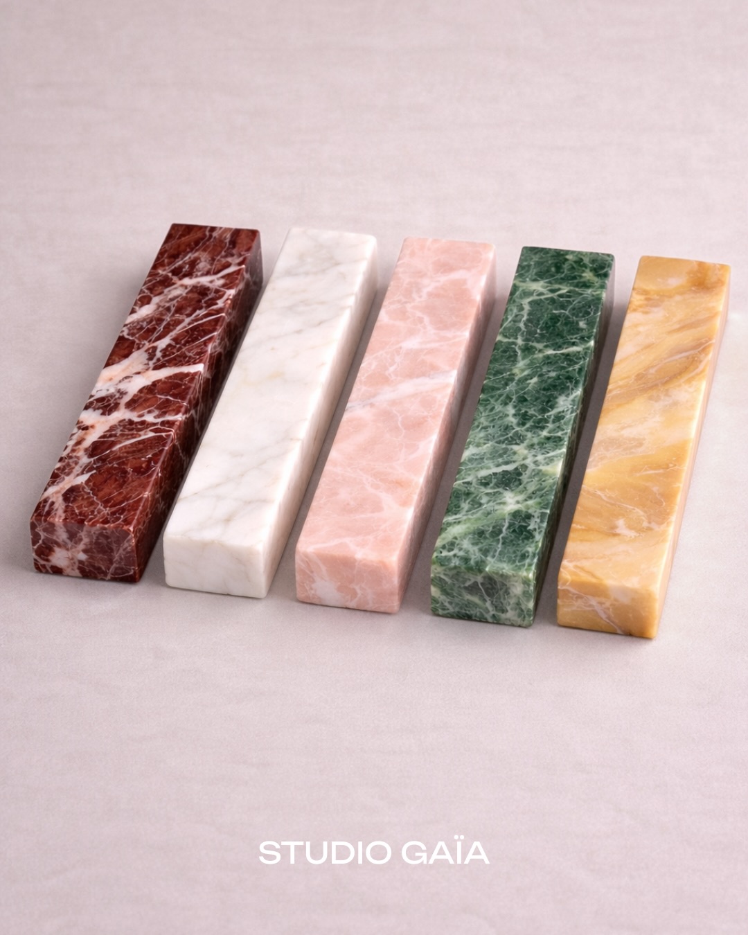 Notre palette signature.
Marbres, travertin et onyx se rencontrent, dialoguent, se superposent.
Du Rosso Levanto à l’onyx blanc, en passant par des nuances noires, vertes, rosées ou ambrées.
Cette sélection esquisse notre langage.
Mais chaque projet ouvre d’autres possibilités :
nous sourçons toute pierre, selon les envies, les usages, les lieux.
Chez Studio Gaïa, le mélange des pierres n’est pas une option, c’est une écriture.
———
Our signature palette.
Marbles, travertine and onyx meet, converse, and layer.
From Rosso Levanto to white onyx, through green, blush and amber tones.
This selection outlines our language.
But every project opens new possibilities:
we source any stone, according to desires, uses and places.
At Studio Gaïa, mixing stones is not an option, it is a form of writing.
#travertine #stonepalette #marbleandonyx
