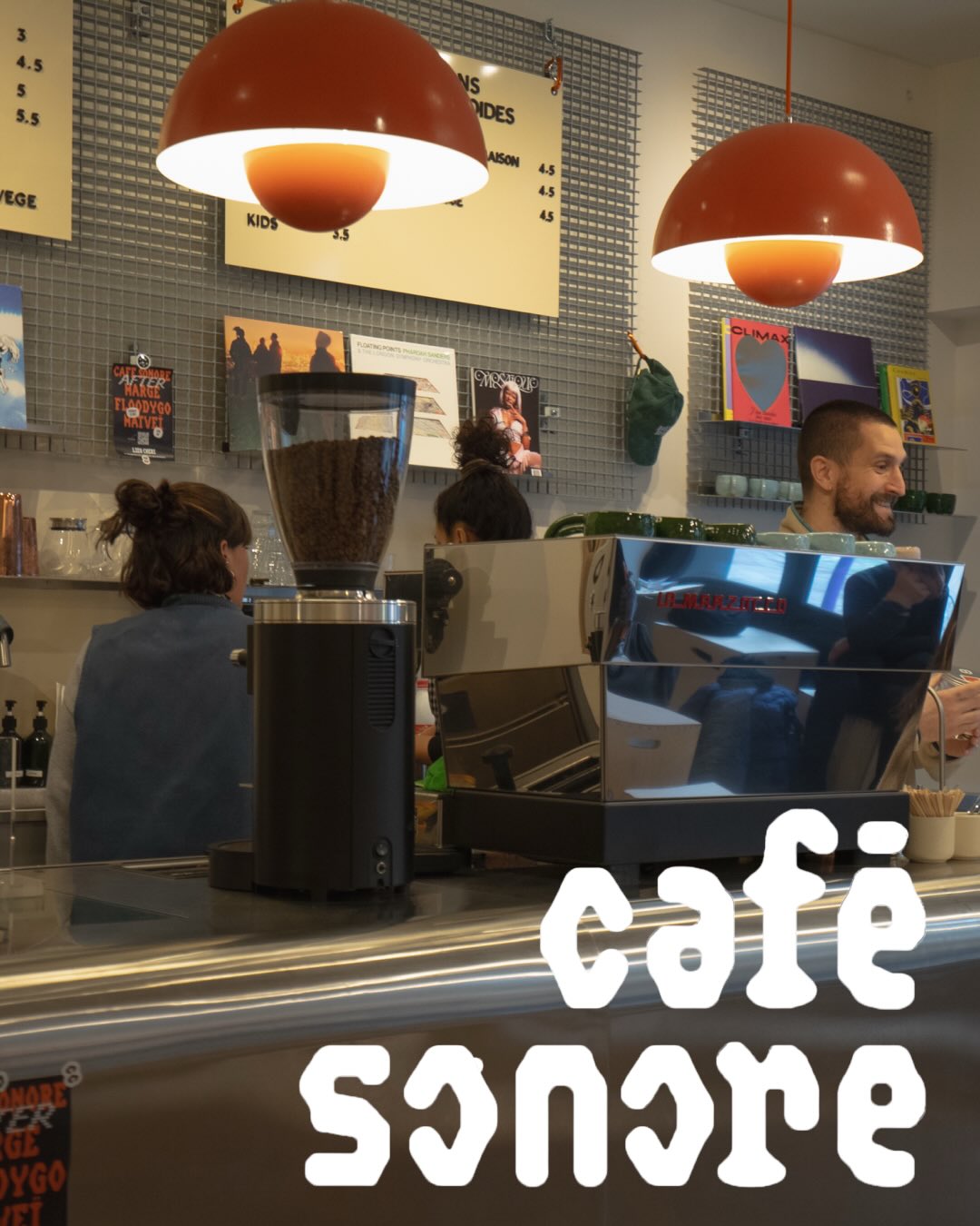 COFFEE IN STEREO 🎶
Coffeeshop, studio de son, espace de coworking, Café Sonore c’est un projet hybride, vivant et sonore où la musique évolue au fil des espaces.
Nous sommes très heureux d’avoir accompagné pendant un an @cafesonore dans l’ouverture de ce lieu spécial qui anime les rues bordelaises : aménagement, équipement, formation, une collaboration comme une évidence. 💙
Au menu : un blend exclusif SONORE x MOJO en espresso, des magazines musique, de beaux cafés filtres, des vinyles, des sachets pour la maison, et la musique comme fil conducteur.
Ami.e.s bordelais.e.s, stay tuned, on arrive bientôt à Bordeaux pour un évènement café. Plus d’infos bientôt 👀
