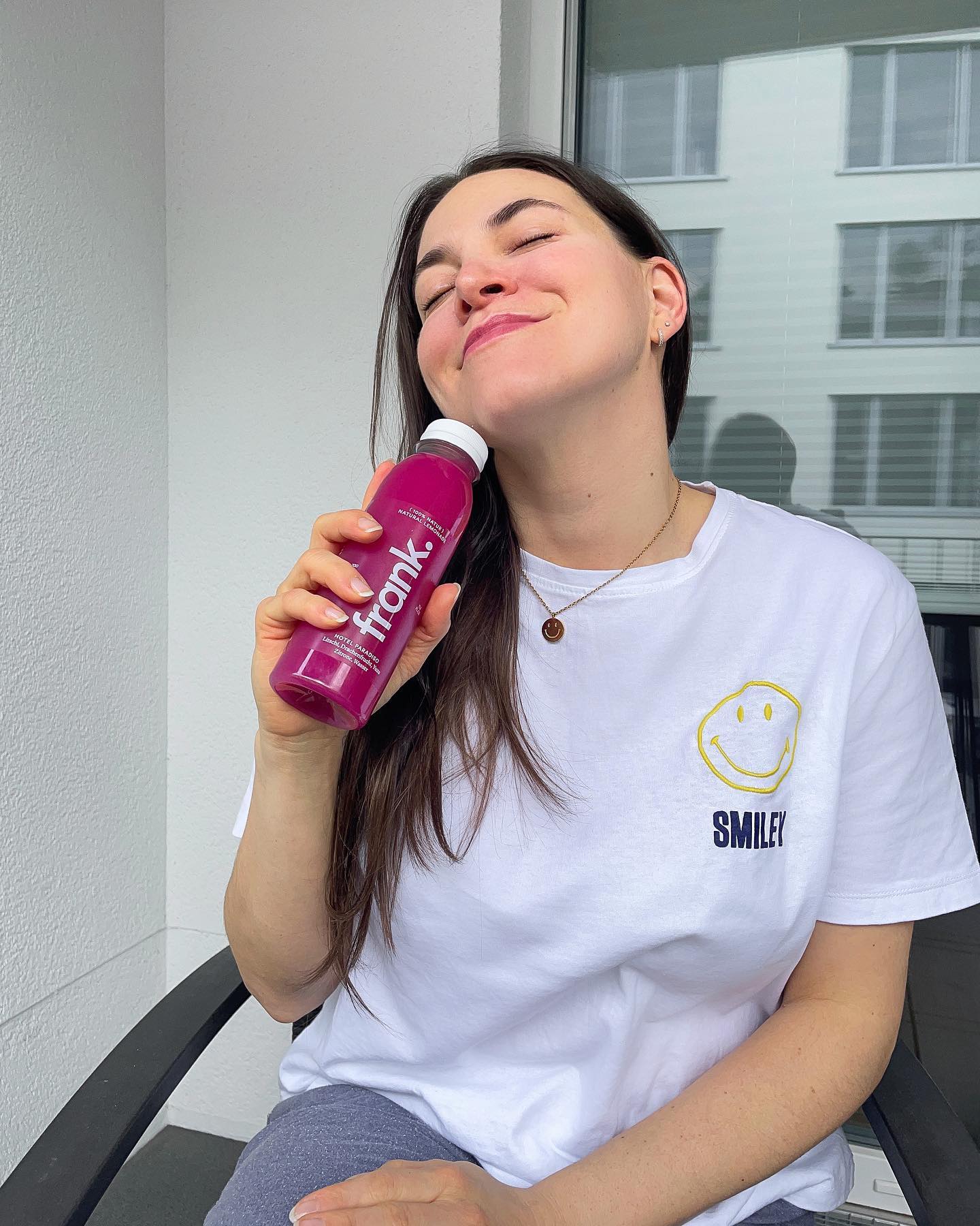 5-Tage-Saftkur geschafft 🎉
Mein Fazit: Der erste und zweite Tag waren wirklich sehr hart. Ich war unglaublich müde und hatte extreme Kopfschmerzen - der Kaffeeentzug! „Ab Tag 3 wirds leichter“, das habe ich im Vorhinein überall gelesen - und es stimmt! Die Kopfschmerzen sind weniger geworden und mir ging es besser. Mit dem Hungergefühl hatte ich auch nur in den ersten beiden Tagen zu kämpfen, danach ging es voll klar.
Mein Tipp: Wenn ihr auch mal eine Saftkur machen wollt, dann gönnt euch die ersten beiden Tage Ruhe! Und setzt den Kaffee langsam ab, hab ich definitiv zu wenig und ich freue mich unglaublich auf meinen Kaffee morgen früh. Mit „PIAPIETSCH15“ könnt ihr 15% bei @thefrankjuice sparen. Die Säfte sind alle Bio und kaltgepresst und ihr könnt euch eure Kur selbst zusammenstellen, sodass ihr nur Säfte/Suppen habt, die ihr auch wirklich mögt.
Meine Learnings: Ich weiß Essen einfach wieder viel mehr zu schätzen und versuche mir das jetzt auch im Alltag nicht zu vergessen „wenns mal wieder schnell gehen muss“. Außerdem fühle ich mich wieder leichter und nicht so aufgequollen, auch das hoffe ich jetzt halten zu können. Auch wenn so eine Saftkur KEINE Diät ist, habe ich 3 Kilo verloren, davon ist natürlich das meiste Wasser.
*Werbung
#juicecleanse #frankjuice #plantbased #coldpressedjuice #resetyourself