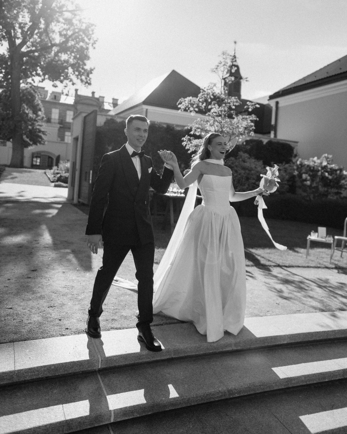 Miglė ir Rostis ❤️ Bandėm atrinkti 10 nuotraukų postui, bet niekaip nepavyko, nes šventė buvo tokio gerumo, kad norisi dalintis 🥺
Planavimas: @vestuves.marubella 👏🏻
Vieta: @boksto_skveras
Dekoras: @your_story_decor
Suknelė: @_uta_studio_