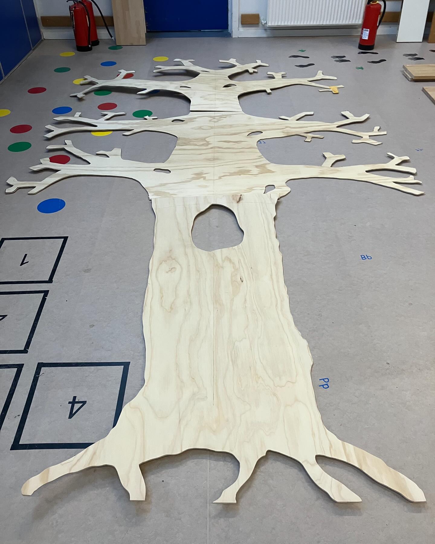 Projektet med livstræet skrider fremad👏🌳Lidt slibning og finpudsning, så er det klar til ophæng💪🏻
Så mangler vi “kun” at producere 90 blade med graverede billeder af elever på😅🙈
#lasercut #livstræ #folkeskole #indretning #udskoling