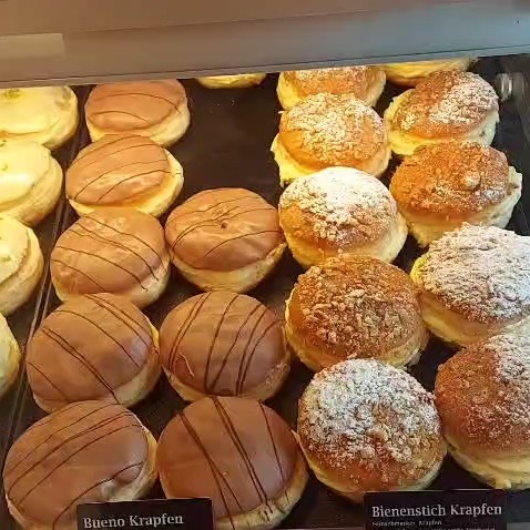 🎉 Krapfenzeit ist die beste Zeit! 🎉
Bei der Bäckerei BERGMEISTER geht's jetzt richtig rund – und zwar mit einer riesigen Auswahl an Krapfen, die einfach zum Reinbeißen lecker sind! 🤤✨ Ob kreativ oder traditionell, hier ist für jeden Geschmack was dabei. Du bist ein Fan von fruchtigen Füllungen? Probier den Heiße Liebe-Krapfen – ein absoluter Traum mit Himbeerfüllung! Oder lieber etwas mit cremiger Schokolade? Unser Bueno-Krapfen lässt jedes Naschkatzen-Herz höherschlagen. ❤️
Und das Beste: Es ist Faschingszeit! 🎭🎊 Lass dir also unsere bunte Krapfenvielfalt nicht entgehen! Bei BERGMEISTER gibt es sogar ausgefallene Kreationen wie den Blueberry-Cheesecake-Krapfen mit einer luftigen Quark-Crème oder den himmlisch leckeren Pistazien-Krapfen. Diese Leckereien sind perfekt, um mit Freunden zu feiern oder sich einfach mal eine süße Auszeit zu gönnen.
Also schnapp dir einen Krapfen (oder zwei 😉) und genieß die Faschingszeit in vollen Zügen! Lass es dir schmecken und vergiss nicht, deine Lieblingskrapfen zu teilen! 📸🥳
Dein BERGMEISTER Team
#bäckereibergmeister #bergmeister #leckerschmecker #handwerk #handwerkskunst #krapfen #krapfenliebe #krapfenzeit #fasching2026 #bäckerei #genuss #rosenheim #kolbermoor #stephanskirchen #schlossberg #wasserburgaminn #wasserburg #neubeuern #badfeilnbach #feilnbach #rohrdorf #thansau