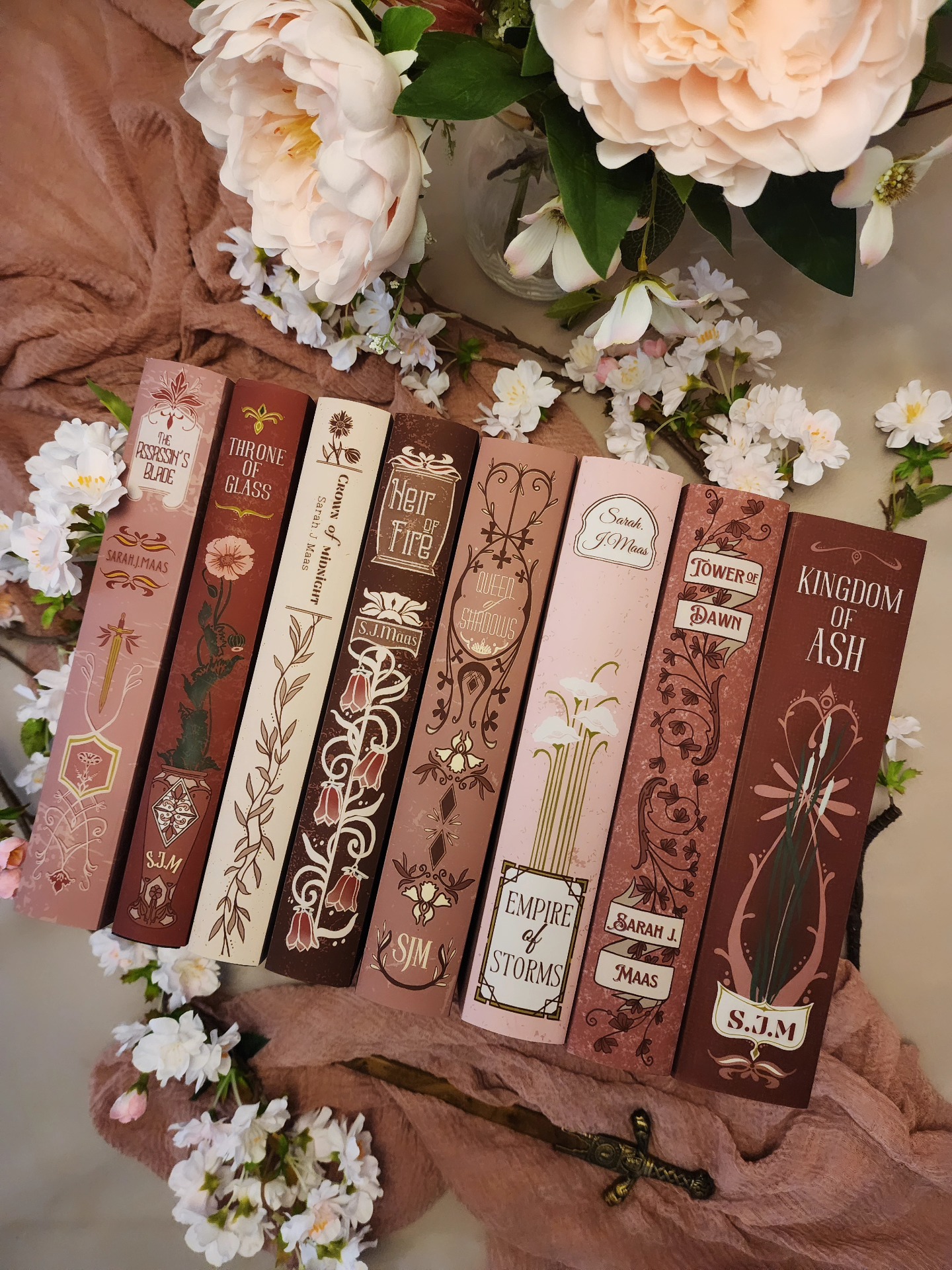 Living in a pastel dream with these beautiful Officially Licensed Dust Jackets for Throne of Glass 💗 Avaliable now on our Etsy ✨️
#throneofglass #sjm #dustjackets #bookstagram #bookshelves #books #pastel #fantasybooks #coverart #vinatgebooks #bookaesthetic #acotar