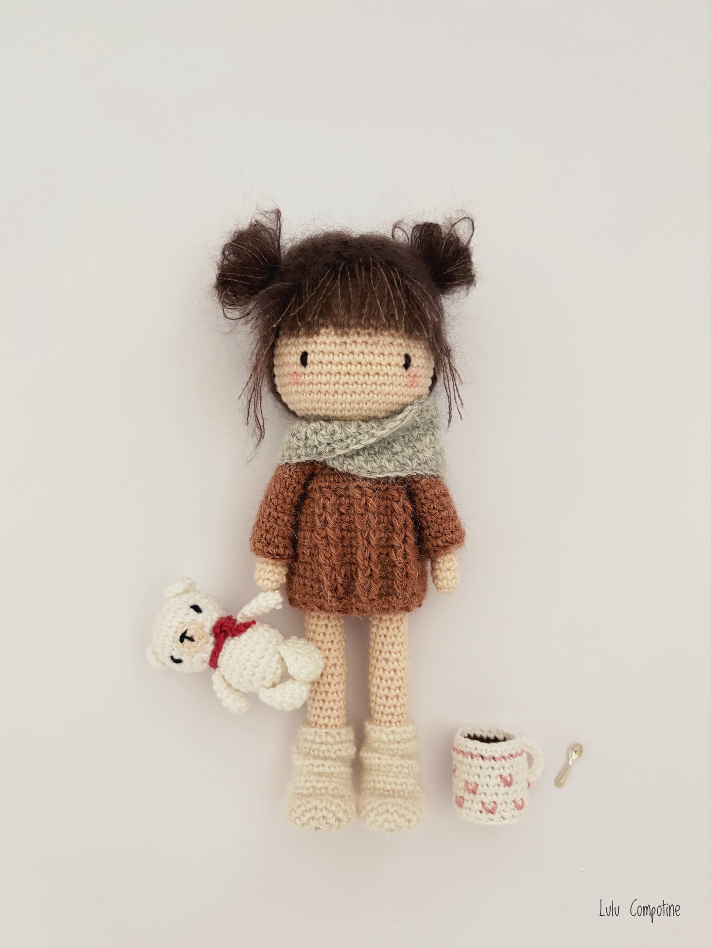 En mode cocooning pour la soirée 🍵🫖🍫🧸📚
Un gros pull et des grosses chaussettes, une tisane bien chaude et un bon film sous la couette !!! Bon, juste avant je vais préparer une soupe de légumes et terminer la traduction anglaise du tutoriel de cette petite puce à venir mais c’est bien comme cela que je l’imagine ma soirée ! Et la votre, vous la voyez comment, c’est quoi le programme pour ce soir ?
Comme vous l’avez vu, ma petite Mia a maintenant son joli pull de laine, son doudou chéri et sa tasse de chocolat chaud. Et, la Chandeleur approchant, rien de mieux que des crêpes à la confiture pour adoucir tout ça !
✔️ Le tutoriel, inspiré par la jolie illustration de @les_loulous_de_guibo est entre de très bonnes mains et sera très, très bientôt disponible en français et anglais !
#tutocrochet #poupeecrochet #lulucompotine #crochetdolls #crochetaddicted