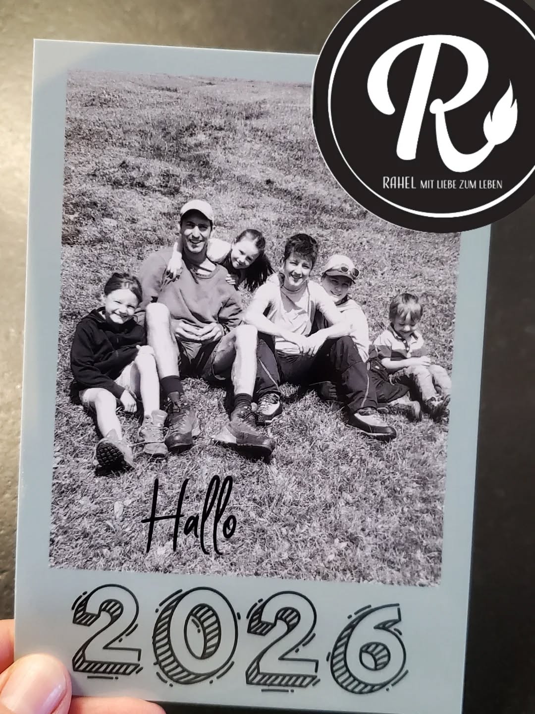 H A L L O 2026
Das neue Jahr hat bereits wieder begonnen und der Alltag geht so weiter, wie er im alten Jahr aufgehört hat. Gerne blicken wir jedoch zurück auf das vergangene Jahr und sind dankbar für das, was wir erleben durften.
Familienprojekt Landfrauenküche: Die spontane Anmeldung bei der #Landfrauenküche2025 eröffnete nicht nur mir, sondern für uns alle unerwartet schöne Momente, unvergessliche Erlebnisse und viele neue Kontakte. Eine intensive Zeit, die wir als Familie erleben und genießen konten.
Den Alltag gemeinsam mit unseren Kindern zu teilen, ist für uns das größte Geschenk. Miterleben, wie sie selbstständig werden und ihre eigenen Intressen entdecken. Und doch gibt es auch immer wider jene Situationen, die uns als Familie fordern...
Manchmal mehr, manchmal weniger.
Im neuen Jahr bleiben wir offen für Neues und aus Vergangenem lernen wir für die Zukunft. Über mehr Ruhe und Gelassenheit würden wir uns freuen. Ob uns das gelingt, sehen wir in einem Jahr.
Wir wünschen euch von 💛en ein gutes und gesundes Jahr 2026.
Liebe Grüße
Rahel 💛 und Familie
#mitliebezumleben #biohof_rofel #neuesjahr