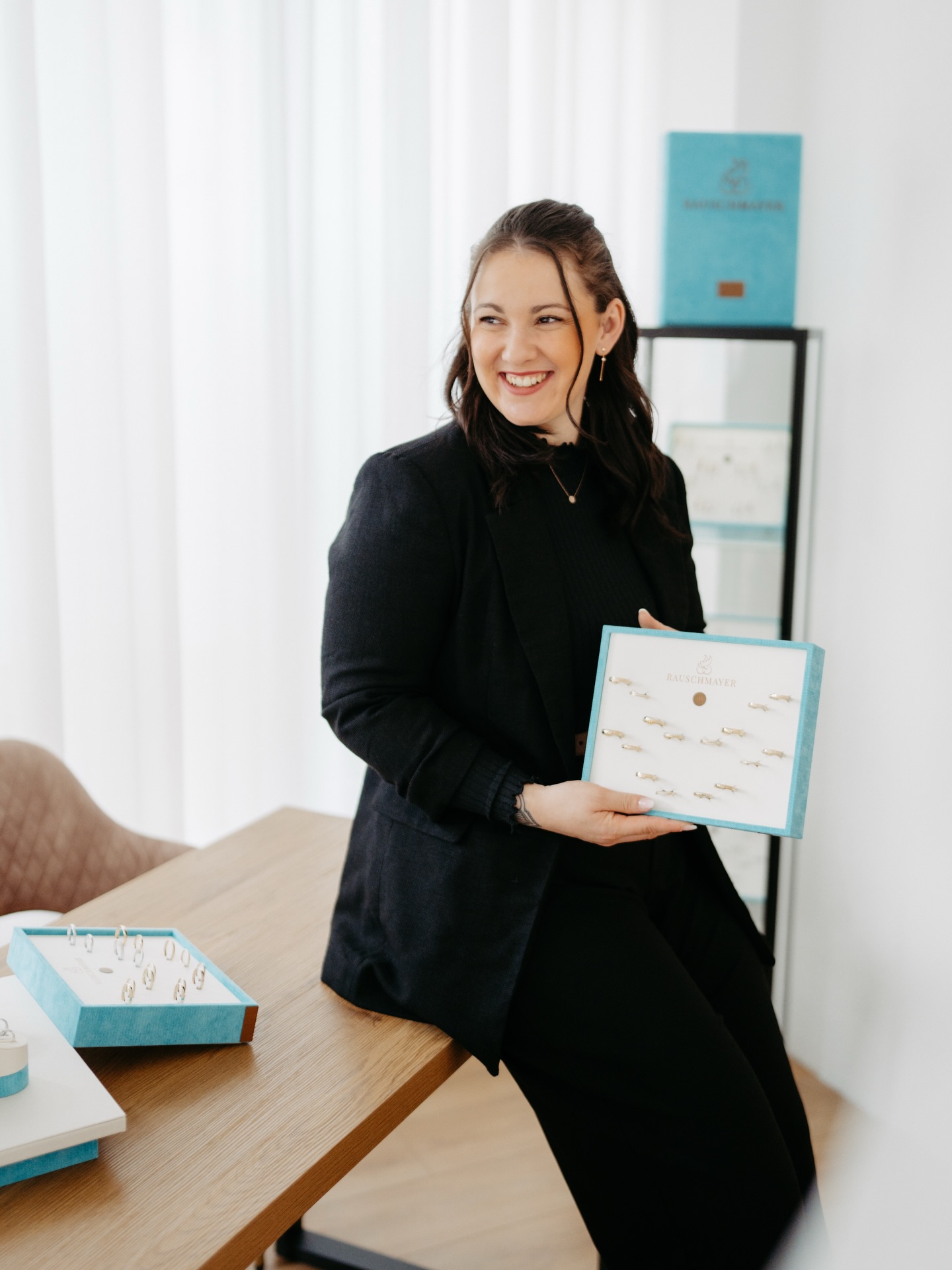 Für ein Ja, das für immer bleibt. 💍🥂🔒
In meiner Trauring-Lounge geht es nicht nur um Ringe –
es geht um eure Geschichte, eure Momente, eure Liebe.
Gemeinsam erschaffen wir Trauringe,
die euch ein Leben lang begleiten
und jeden Tag daran erinnern,
warum ihr euch füreinander entschieden habt. 💍✨
Eure Liebe. Für immer in Gold gefasst.
♥️
Hier geht’s zu eurem persönlichen Beratungstermin.
www.brautmoment.at
Fotos by @valisa.photography
#eheringe #weddingband #hochzeit #verlobungsring #brideandgroom