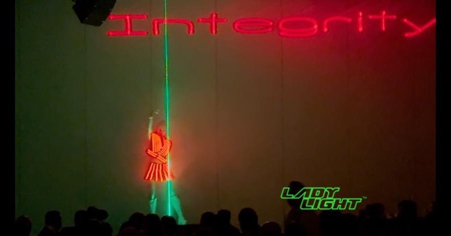 A couple weeks ago in Arizona. Client wanted laser messaging in red projected above me during my act. #customcreation #lasermessaging #bespoke #lasergirl #laserman #laseract #lightbender #corporateevent #sessionopener #wowfactor #hitech #futuristic #bein #glow