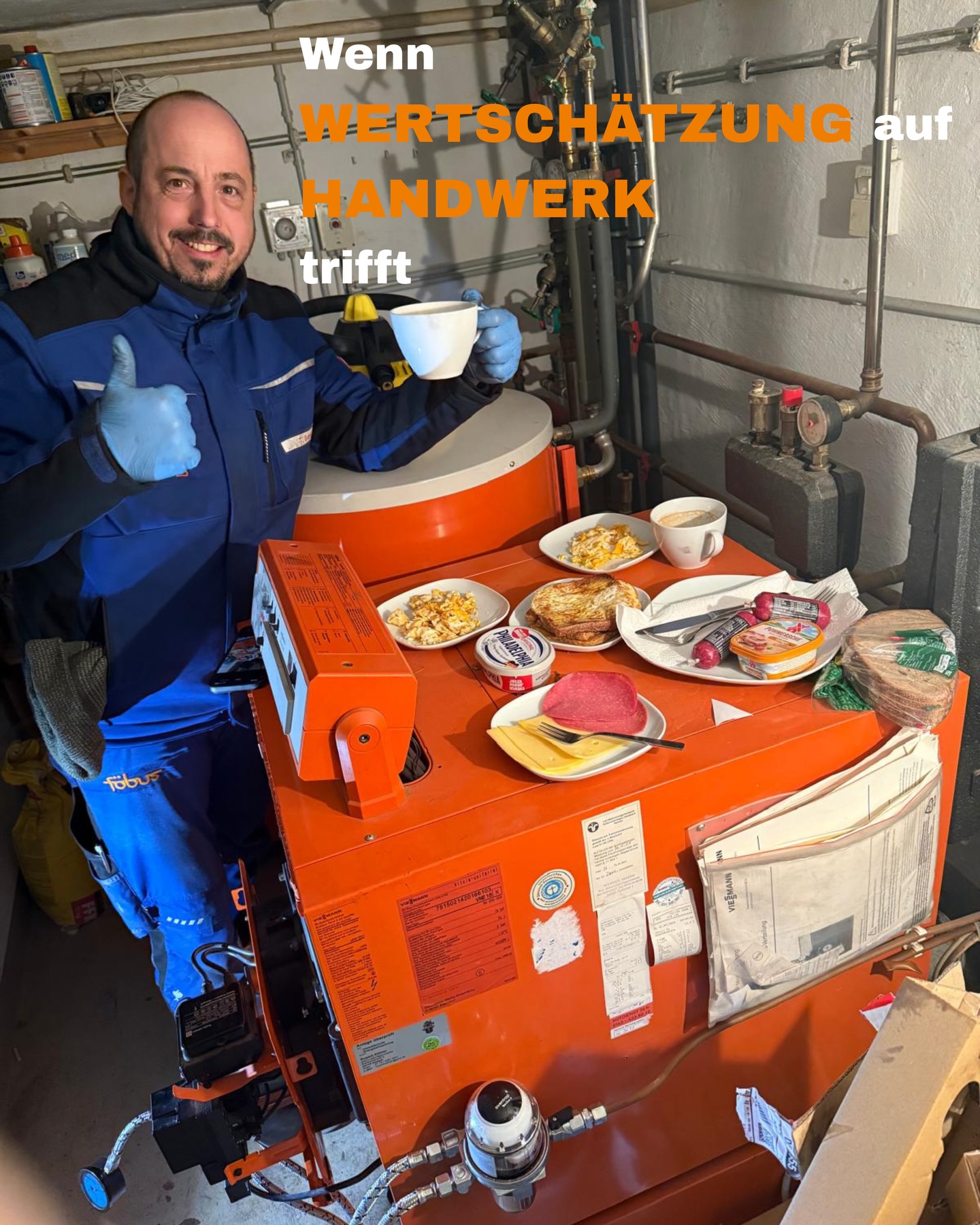 🥐☕️ So startet man doch gern in den Arbeitstag!
Unser Kundendiensttechniker wollte eigentlich nur den Heizkessel reparieren – und wurde mit einem richtig leckeren, liebevoll vorbereiteten Frühstück überrascht. 🥰
Gerade jetzt in der kalten Jahreszeit sind unsere Monteure täglich im Einsatz: bei Heizungsstörungen, Ausfällen und Rohrbrüchen. Die Jungs geben wirklich jeden Tag alles, um die vielen Termine zu schaffen und dafür zu sorgen, dass es bei euch wieder warm wird. 🔧🔥
Umso mehr freut es uns, wenn sie zwischendurch auf so herzliche und wertschätzende Kunden treffen.
Ein großes Dankeschön dafür! 🙏
#kundendienst #heizungsbau #handwerk #handwerkerliebe #wertschätzung #dankbarkeit
#heizung #heizungsservice #monteure #teamwork #wintereinsatz
#rohrbruch #heizungsstörung #handwerkmitherz #kundenliebe