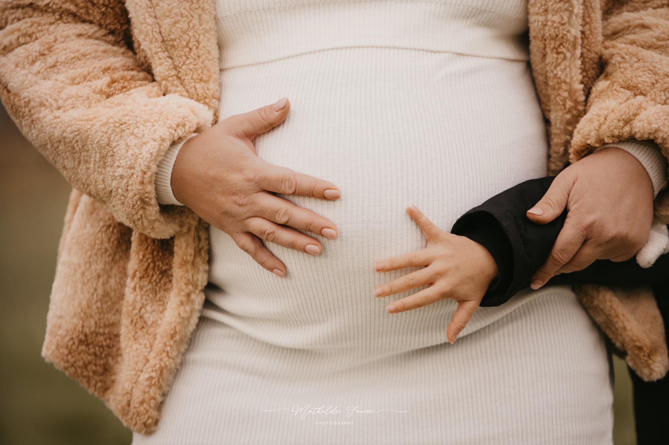Il y a des moments où tout se dit sans un mot.
Juste des mains.
Celles d’une maman… et celles d’un enfant.
Une vie qui grandit, déjà entourée d’amour, de chaleur et de lien.
C’est pour ces instants là que j’aime tant photographier la maternité : Pour figer ce mélange de force, de tendresse et d’attente.
Merci pour votre confiance ✨
#Grossesse #Maternité #AmourInconditionnel #SouvenirsDeVie #PhotographeGrossesse #InstantsPrécieux