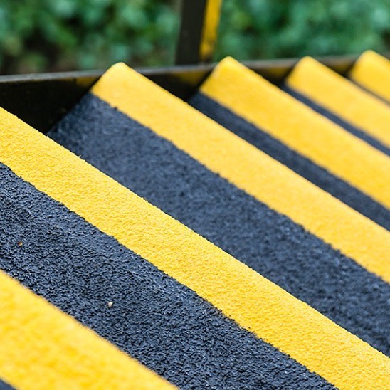 Fiberglas Merdiven Basamakları
-Islakken bile mükemmel kayma direnci
-Kullanışlı ve çok yönlü, kurulumu kolay
-Reçine bağlı yüzeye sahip son derece sağlam, korozyona dayanıklı cam elyaf taban
-Yağ ve kimyasala dayanıklı
-Çürümeyecek veya eğilmeyecek