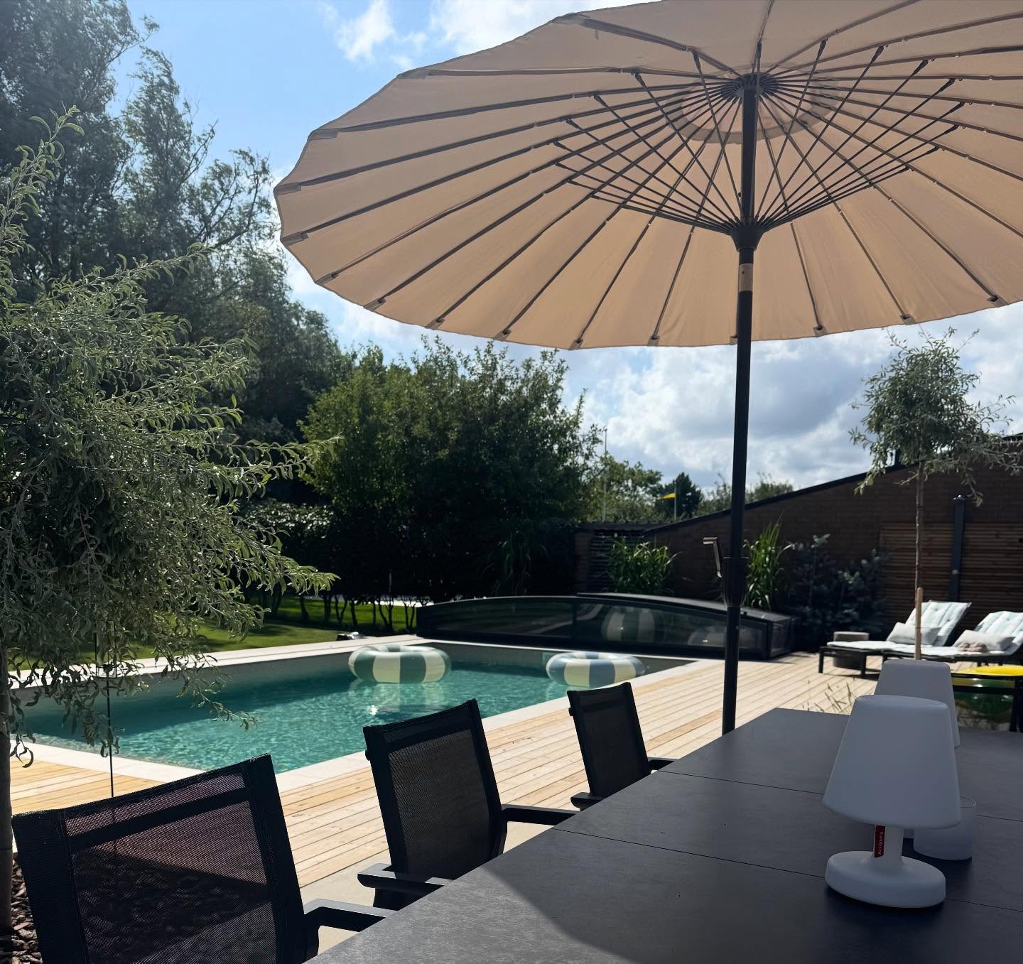 Redo att uppgradera din trädgård till en privat resort? ☀️💦
Pool med en helhet som är byggd för livsnjutning
Vi tar hand om hela processen, från idé till färdigt resultat. Kontakta oss: info@jeconstructionab.se