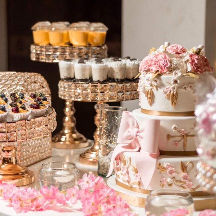 🎀🍰 “Un toque de oro, un toque de rosa pastel y una lluvia de dulzura para hacer de tu evento algo inolvidable. ¡Déjate envolver por la magia de nuestros postres celebrando con un estilo único! ✨🌸
#mesadepostres #eventosbogota #quinceañosbogota #bodasbogota #quinceañosfiesta #eventplanner #postreseventos #ponque