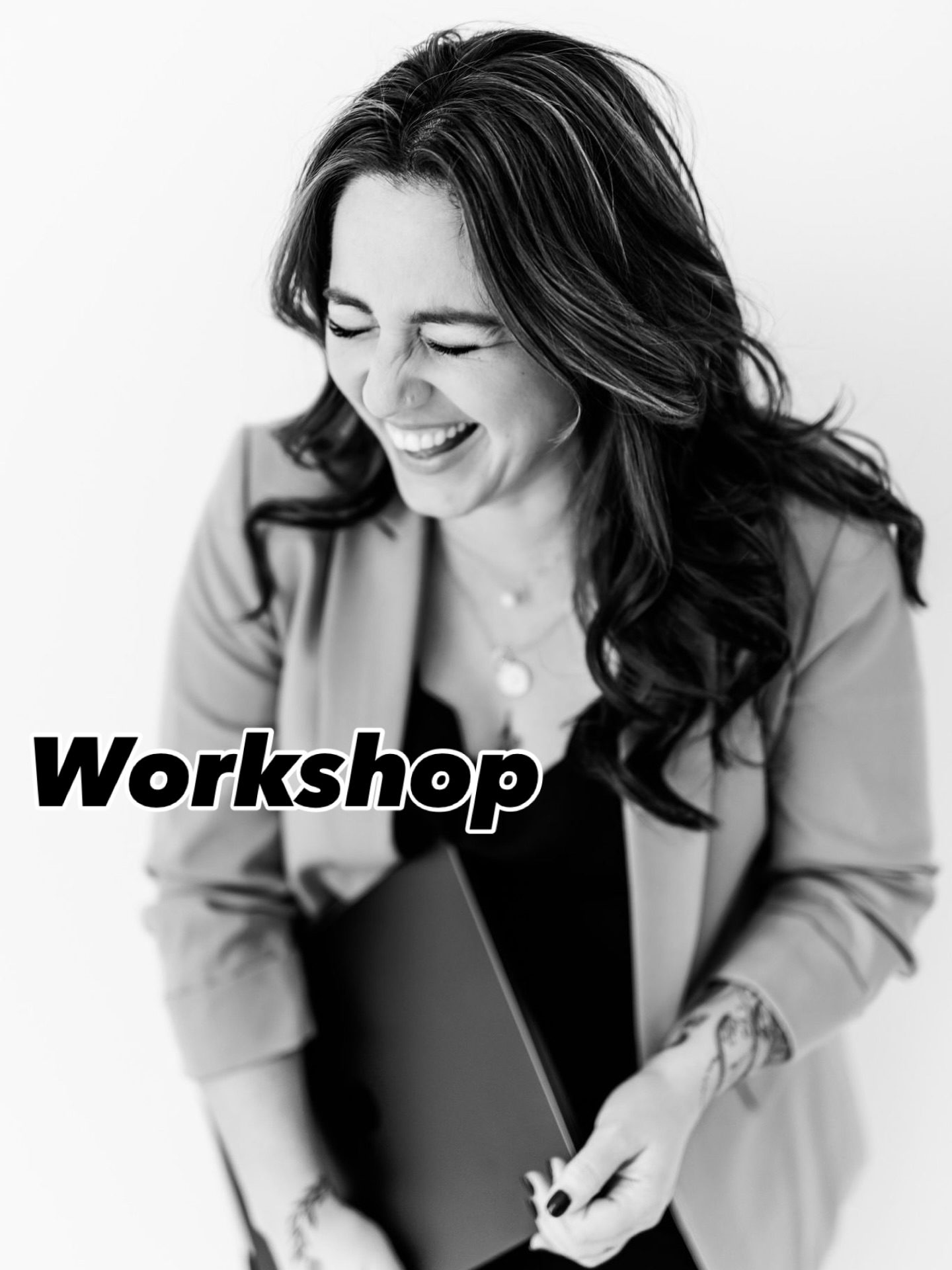 Am Samstagmorgen starten wir in ein intensives Workshop-Wochenende, und ich könnte nicht aufgeregter sein! Zwei volle Tage, zum lernen, üben, wachsen und tolle Fotografinnen die sich weiterentwickeln wollen.
Warum Fortbildung so wichtig ist
In unserer schnelllebigen Branche ist Stillstand Rückschritt. Die Fotografie entwickelt sich ständig weiter neue Techniken, veränderte Kundenwünsche, frische Perspektiven. Nur wenn wir bereit sind, kontinuierlich zu lernen und über unseren eigenen Tellerrand zu schauen, bleiben wir kreativ, inspiriert.
Jeder Workshop, jede Fortbildung bringt nicht nur neues technisches Wissen, sondern auch frische Energie für unsere tägliche Arbeit. Wir tanken auf, vernetzen uns mit Gleichgesinnten und erinnern uns daran, warum wir diese wundervolle Arbeit lieben.
Was meine Teilnehmerinnen erwartet
Wir haben fantastische Models dabei, die uns zwei Tage lang begleiten und es uns ermöglichen, das Gelernte sofort in die Praxis umzusetzen. Kein trockenes Theoriewissen, sondern hands-on Erfahrung, die ihr direkt in euren Alltag mitnehmen könnt.
Dieses Wochenende wird großartig und voller Inspiration, wertvollen Impulsen und der Energie, die entsteht, wenn passionierte Fotografinnen zusammenkommen.
Ich freue mich so sehr auf jeden Einzelnen von euch! 💕