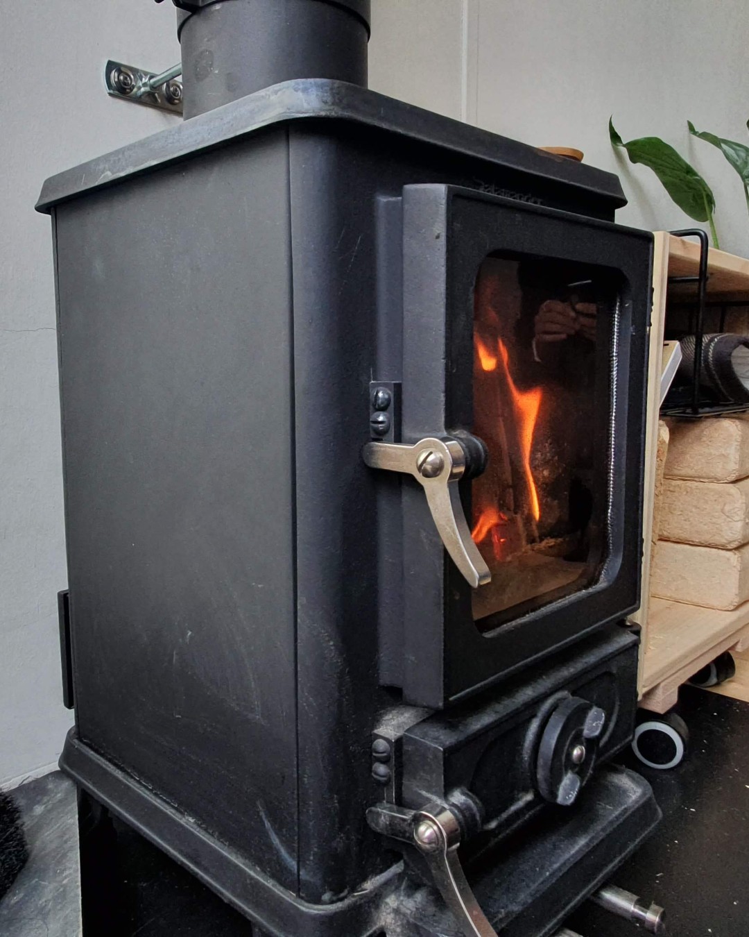 Unser Hobbit Ofen läuft zu dieser Jahreszeit langsam zu Hochtouren auf und erwärmt so Herz und Gemüter!
Gleich mal unseren Buchungskalender checken auf tinyescape.de