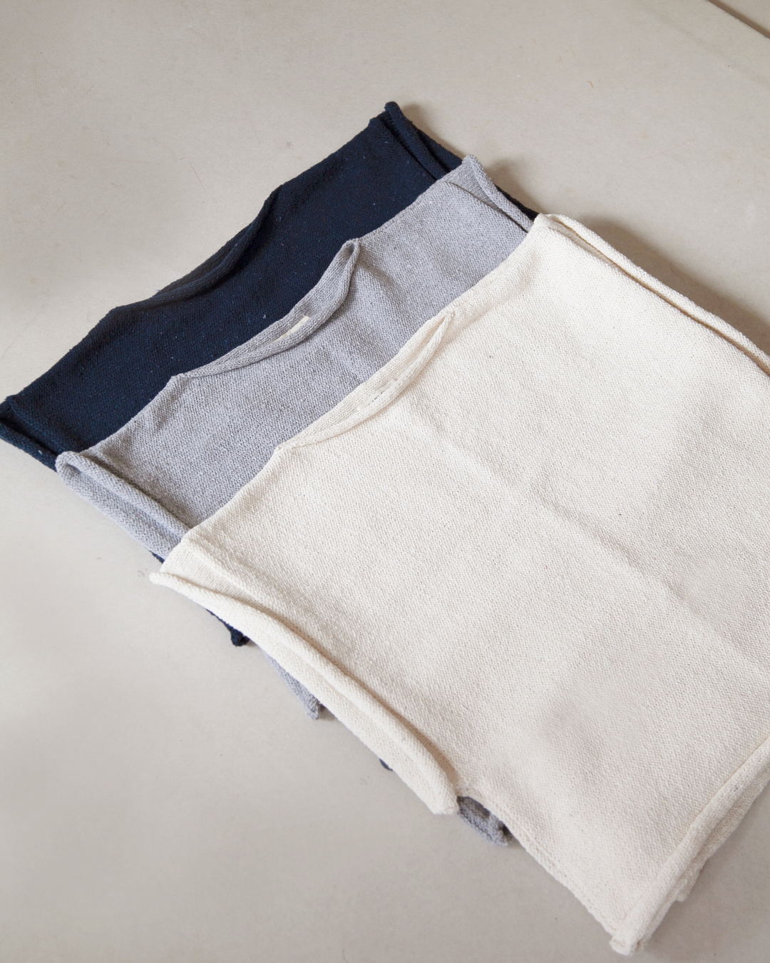 Blusa Diana é uma peça super versátil para esta época: pode ser usada como blusa ou também como colete com outras roupas por baixo.
Você veste como quiser o que é garantido é o charme despretensioso que esta peça da!
Qual é a sua cor favorita?