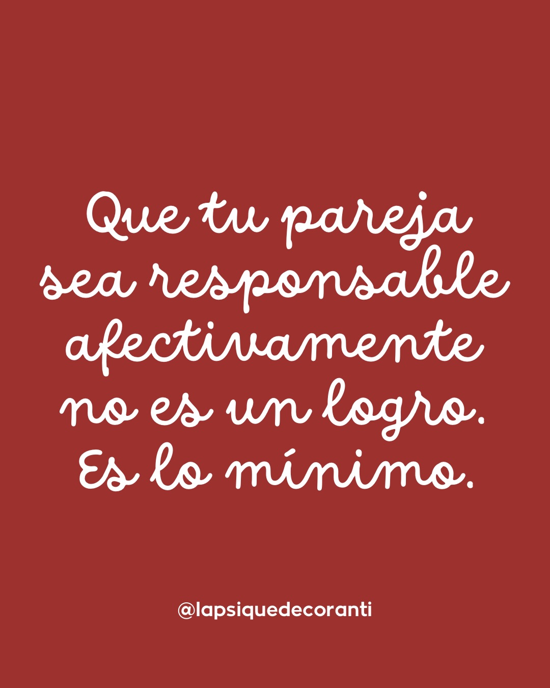 La responsabilidad afectiva se ha convertido en una especie de mérito dentro de las relaciones, cuando en realidad debería ser el punto de partida. Algo tan básico que ni siquiera tendría que nombrarse… si no fuera porque hemos normalizado vínculos donde lo mínimo parece mucho.
Ser responsable afectivamente no es saber decir las palabras perfectas ni tener una inteligencia emocional impecable. Es, antes que nada, no delegar en el otro la carga de adivinar qué está pasando. Es comprender que el silencio, la ambigüedad o la postergación constante también comunican, y que suelen hacerlo desde la confusión y el desgaste.
La responsabilidad afectiva no es evitar el conflicto, sino habitarlo con presencia. No es estar siempre disponible, sino ser honesto con los propios límites. No es hacerlo perfecto, sino hacerse cargo del impacto que uno tiene en el otro.
Cuando una relación te obliga a traducir constantemente gestos, silencios o cambios de actitud, deja de ser un espacio de encuentro para convertirse en un ejercicio de supervivencia emocional. Y eso no es amor: es adaptación.
Por eso, que tu pareja sea responsable afectivamente no la convierte en “especial”.
La convierte en alguien con la capacidad mínima para sostener un vínculo donde haya seguridad, coherencia y cuidado mutuo.
Desde ahí puede surgir el amor.
Antes de eso, solo hay incertidumbre disfrazada de paciencia.