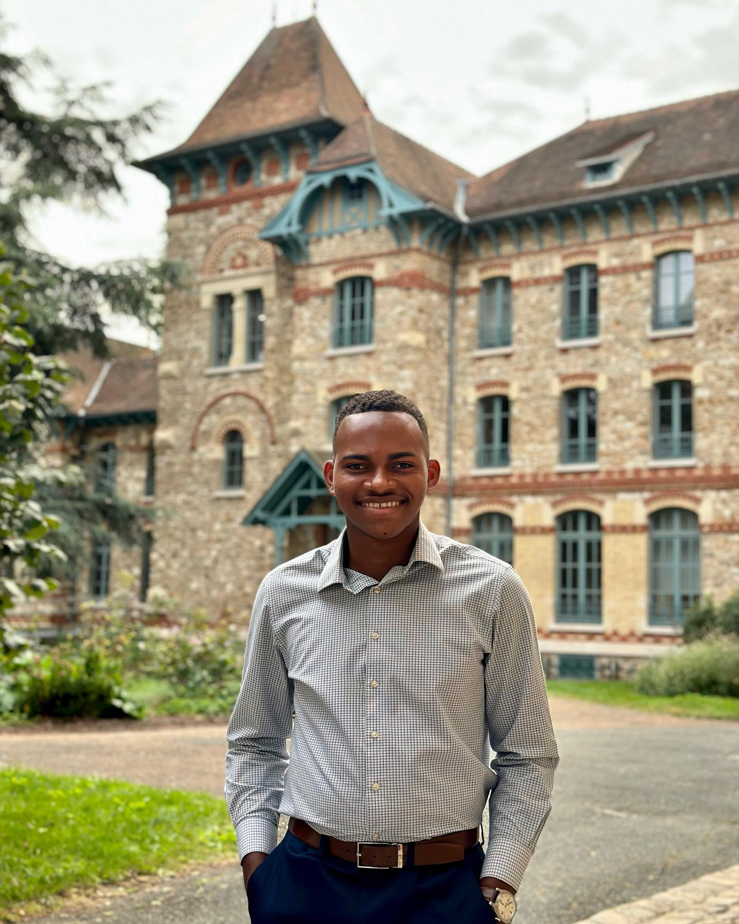 C'est la rentrée !
Comme chacun d'entre nous, je ressens cette intensité particulière des premiers jours de septembre, synonymes de rentrée scolaire, de reprise professionnelle et de renouveau.
Jeune loup assoiffé de découvertes, je franchis aujourd'hui les portes de l'enseignement supérieur, prêt à m'engager pour de longues années sur les sentiers escarpés de l'apprentissage.
J'endosse le rôle de chercheur, d'explorateur de l'inconnu, de gardien du savoir.
Je deviens dépositaire d'une mission noble : celle de questionner, de remettre en cause et d'apporter des réponses nouvelles aux défis qui se dressent devant nous !
Ma famille m'a appris à ne jamais céder à la facilité, à cultiver l'exigence et l'audace. J'avais à cœur de vous transmettre leurs mots et de vous appeler à l'excellence, car le chemin qui s'ouvre devant nous est semé d'embûches.
Chers amis, esprits curieux et avides de connaissance, osez #rêver, osez #créer, osez #innover.
Aujourd'hui, en tant qu'humble messager des mots, je vous souhaite une rentrée lumineuse, emplie d'enthousiasme et de passion.
Puissiez-vous, tels des érudits des temps modernes, repousser les limites du savoir, illuminer les consciences et façonner un monde meilleur.
Bonne rentrée à tous ! ✔️📚