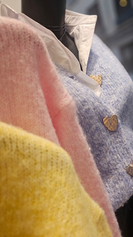 ✨️ Nouvelle saison, nouvelle selection faites avec 💙
🌈 Le dressing se revisite en couleurs dès maintenant .
Coup de coeur pour les mailles coloris doux 🩷💛🩵
⚡️Look du jour
♡Gilet Lola 65€
♡Chemise Amour 55€
♡ Pantalon Natacha 75€
♡ Ceinture Flora 89€
📍Look disponible en boutique chez Apparence
32 rue Ney Lyon6
🛍 Shopping à distance , whatsapp 06 16 57 46 94
Vous validez ?
#lookdujour #lyon #nouvelleco