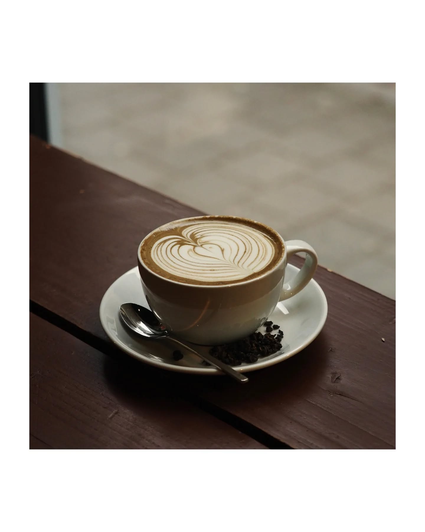 Seasonal Specials 2/3
Oolong Dream! Wir kombinieren zwei geröstete und doch völlig unterschiedliche Tees vom @teekontorkiel zu einem soften Teelatte: zuerst brühen wir eine süß-cremige Basis aus mehrfach gerösteten Taiwanischen Oolong der Varietät Jinxuan (auch unter dem Namen Milky Oolong bekannt) und vereinen dies mit pulverisiertem Houjicha der Hayashi Familie aus Kirishima in Japan, um die cremige Textur zu erweitern und der Basis das Aroma von gerösteten Kakaonibs hinzuzufügen. Vollendet wird das ganze durch seidig geschäumte (Hafer)Milch. Der perfekte Drink für kühle Nachmittage, wie eine Umarmung, nach einem Winterwaldspaziergang!