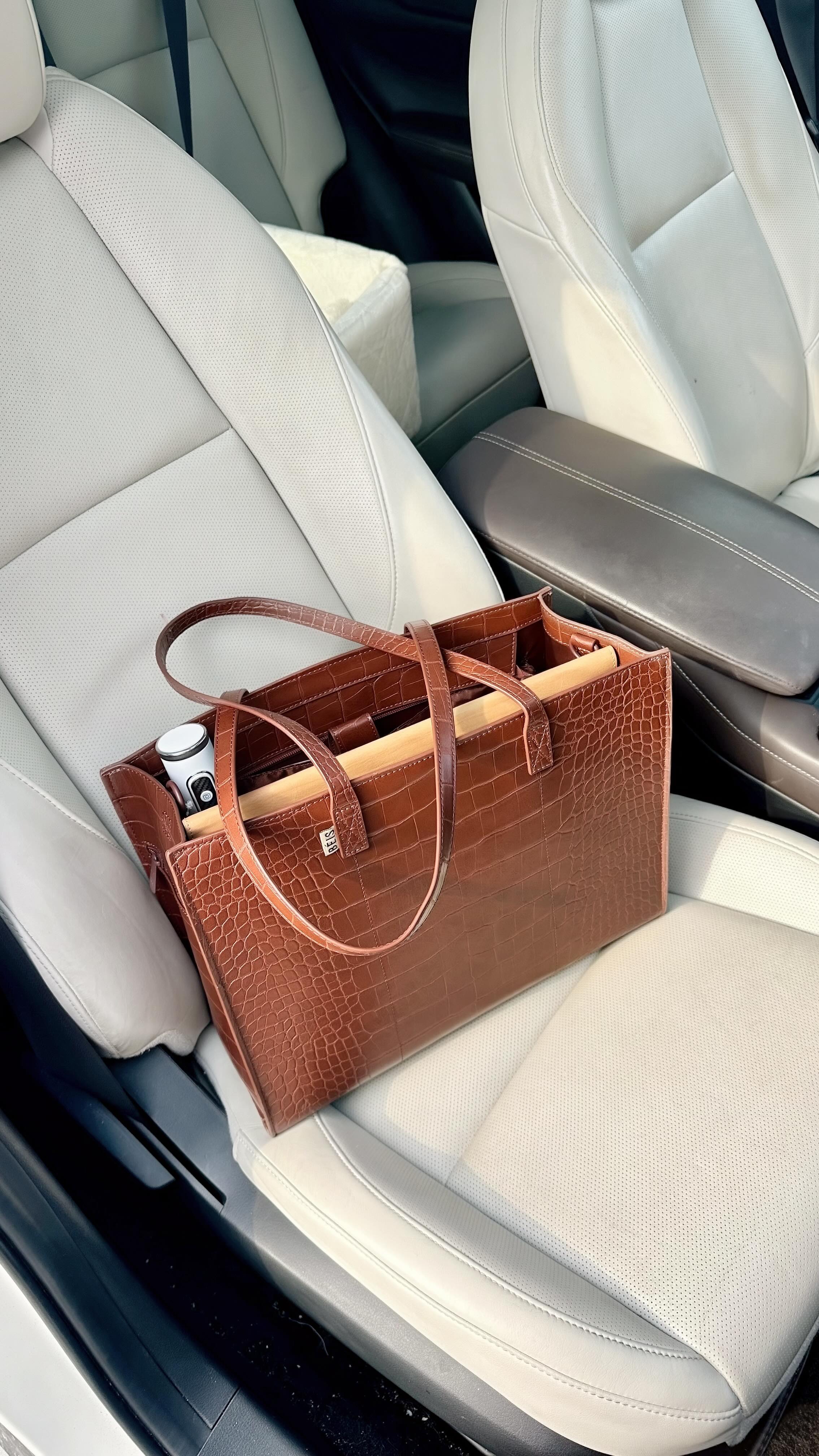 2016 called, so I brought back the “what’s in my bag” trend… interior designer edition ✨
These are the little things that make designing homes a little less chaotic 😉
Let’s create something beautiful together! DM ‘DESIGN’ to get started.
fort myers interior design, interior design services in swfl, naples interior design, interior design, bonita springs interior design, interior designer, hannah moser interiors, 2016, bring back 2016 #interiordesign #interiordesigner