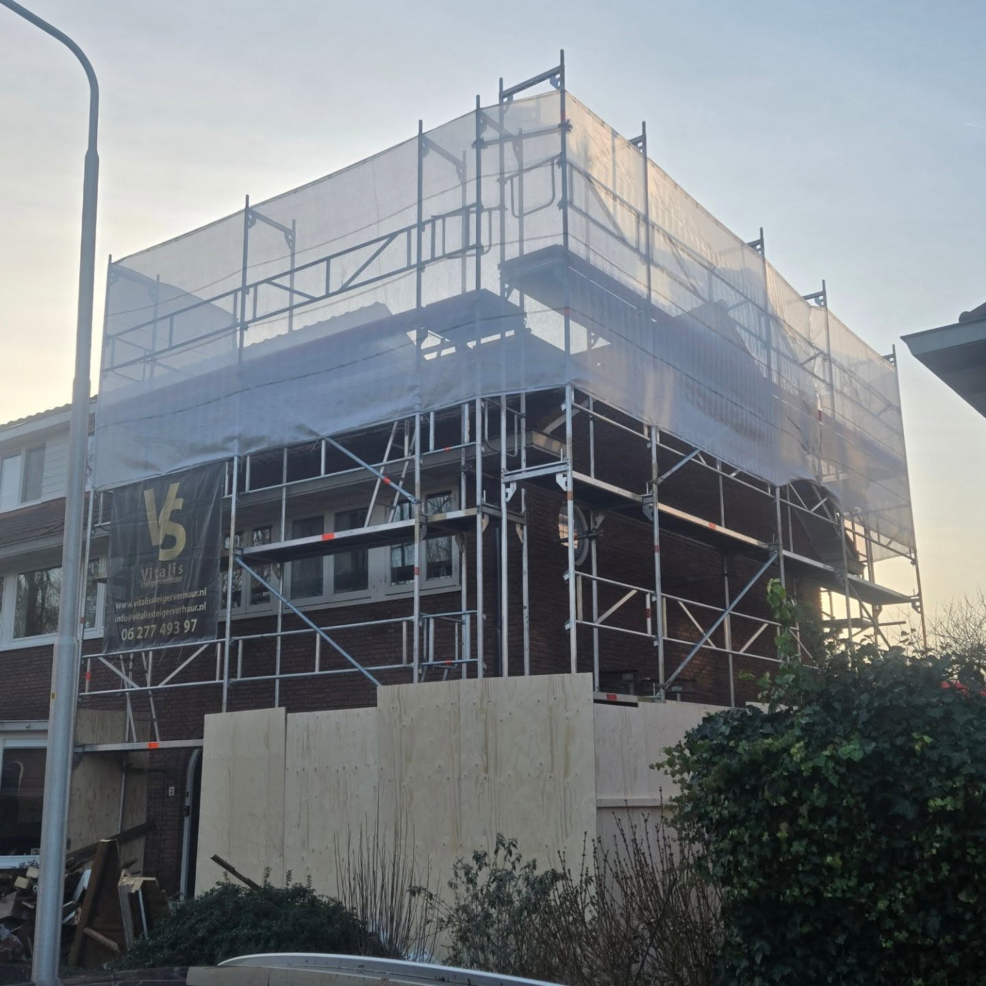 🔥Project Amstelveen🔥
Nok verhoging van het dak! 🪚
Veilige werkvloer plus dakrand beveiliging