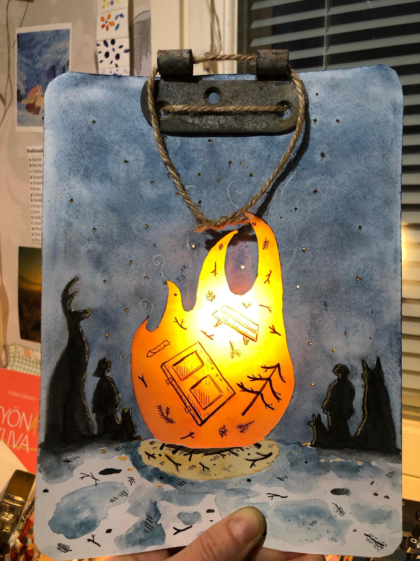 A door hinge left after the Winter Solstice fire inspired me to create this little art piece. Just like in Tove Jansson’s Moominland Midwinter, we brought all kinds of old stuff to our campfire. There were different odd creatures around, including the one who lives under the kitchen table. The old door hinge serves as an artwork holder and is its meaningful part now.✨
#moomin #tovejansson #wintersolstice❄️