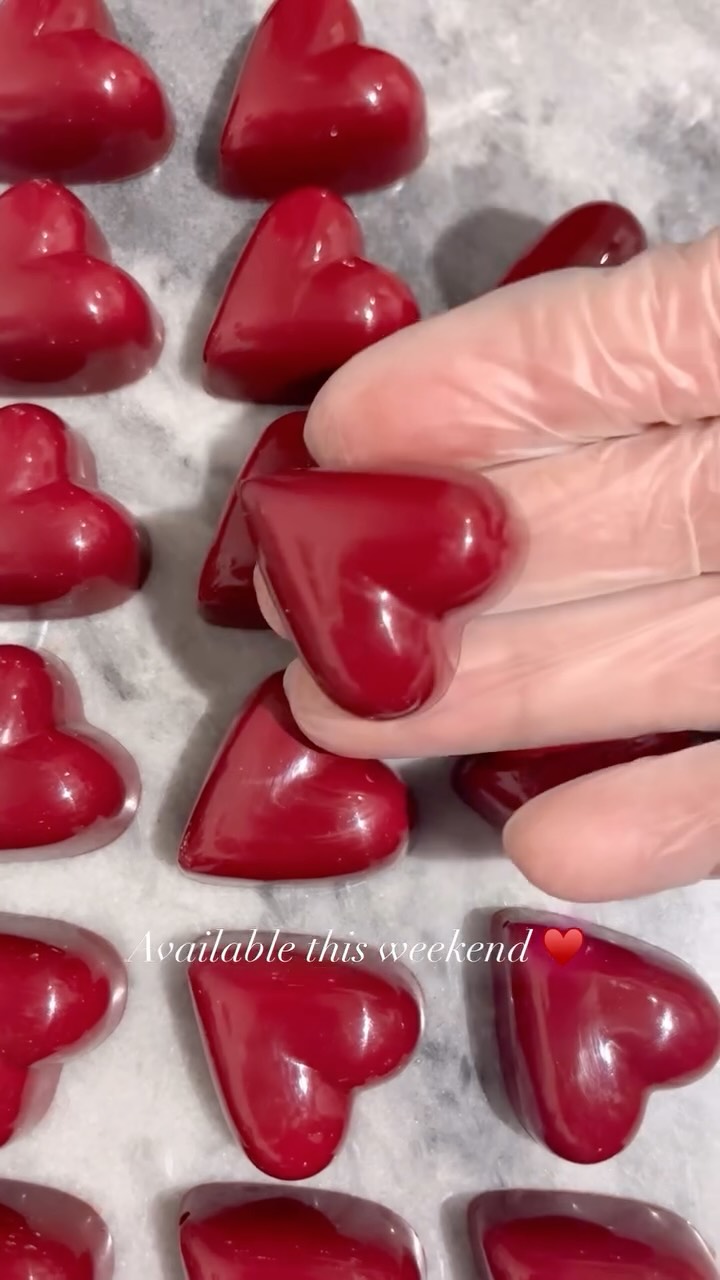 💘 Valentine’s season is fast approaching, and we’re getting into the sweet spirit 🎉
✨ This weekend’s featured bonbons:
❤️ Brandy
☕️ Coffee & Hazelnut Praline
🥥 Toasted Coconut
🥃 Baileys Irish Cream
📍 Where to find us:
Saturday 24th January
@wappingdocklandsmarket
🕙 10am – 4pm
Sunday 25th January
@allypallyfm
🕙 10am – 3pm
See you soon ! 💝
#ValentinesBonbons #HandmadeChocolates #ArtisanChocolate #Bonbons #ChocolateLovers