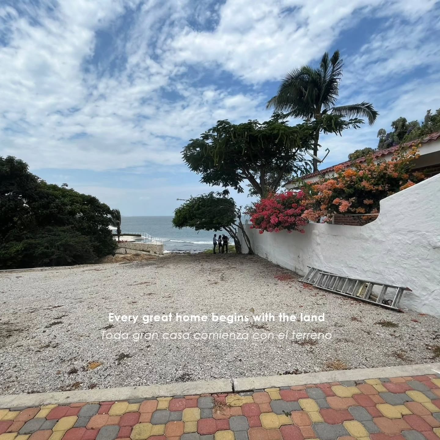 Todo gran proyecto comienza con el terreno.
Luego viene la estructura, la precisión, las decisiones invisibles.
Y finalmente, el espacio cobra vida.
Este es nuestro proceso: llevar una idea desde el proceso gris hasta un hogar terminado, donde cada línea, cada material y cada vista fueron pensados desde el primer día.
En DOS no solo hacemos el resultado. Te acompañamos en todo el camino completo hasta llegar ahí.
Every great project begins with the land.
Then comes structure, precision, and countless invisible decisions.
And finally, the space comes to life.
This is our process: taking an idea from raw concrete to a finished home, where every line, every material, and every view was envisioned from day one.
At DOS, we don’t just make the outcome. We design the entire journey to get there.