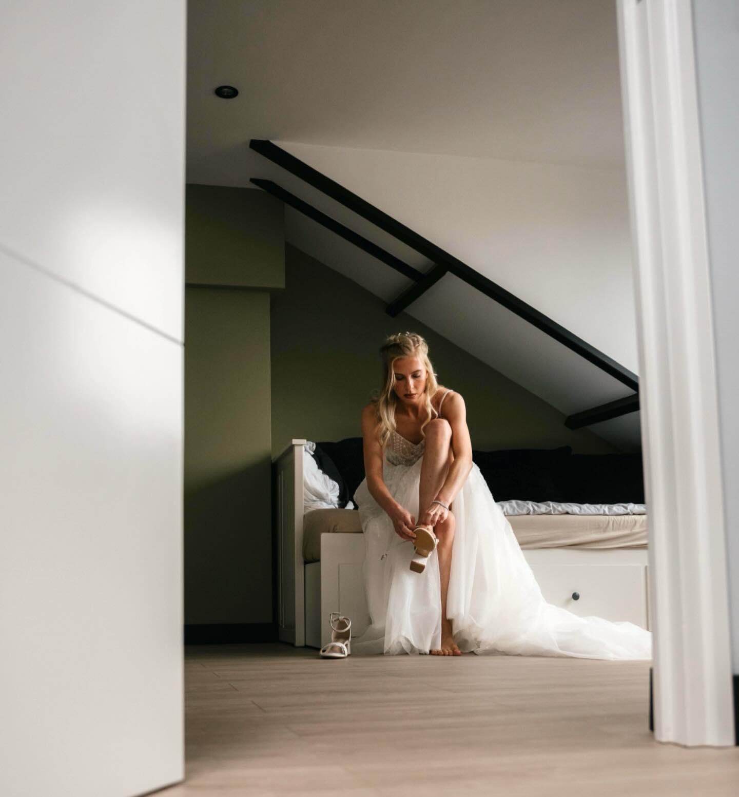 Schoenen aan en gaan! Nog even een spannend momentje voor jullie #firstlook
#trouwen2027 #allesflits #trouwfotograaf #trouweninbrabant