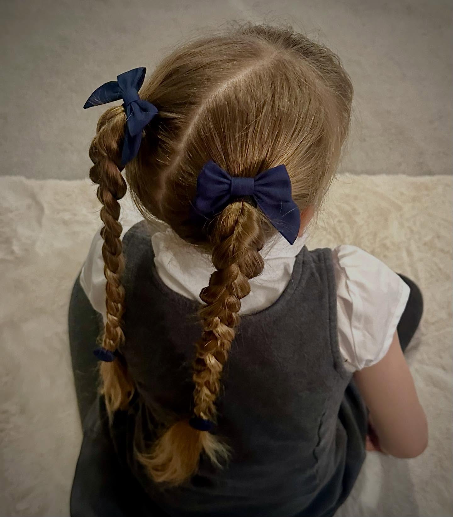 🚨 Fiver Friday! 🚨 (🤫 Earlybird!)
I’ve made some dinky little bow bobbles that are perfect for bunches. This will just be a one off offer, it won’t be going on the website. Sometimes I just like to make something different 🥰
2 Dinky Bow Bobbles and 2 Button Bobbles for £5 !
Available in the listed fabrics only.
Comment below to order. Thankyou!