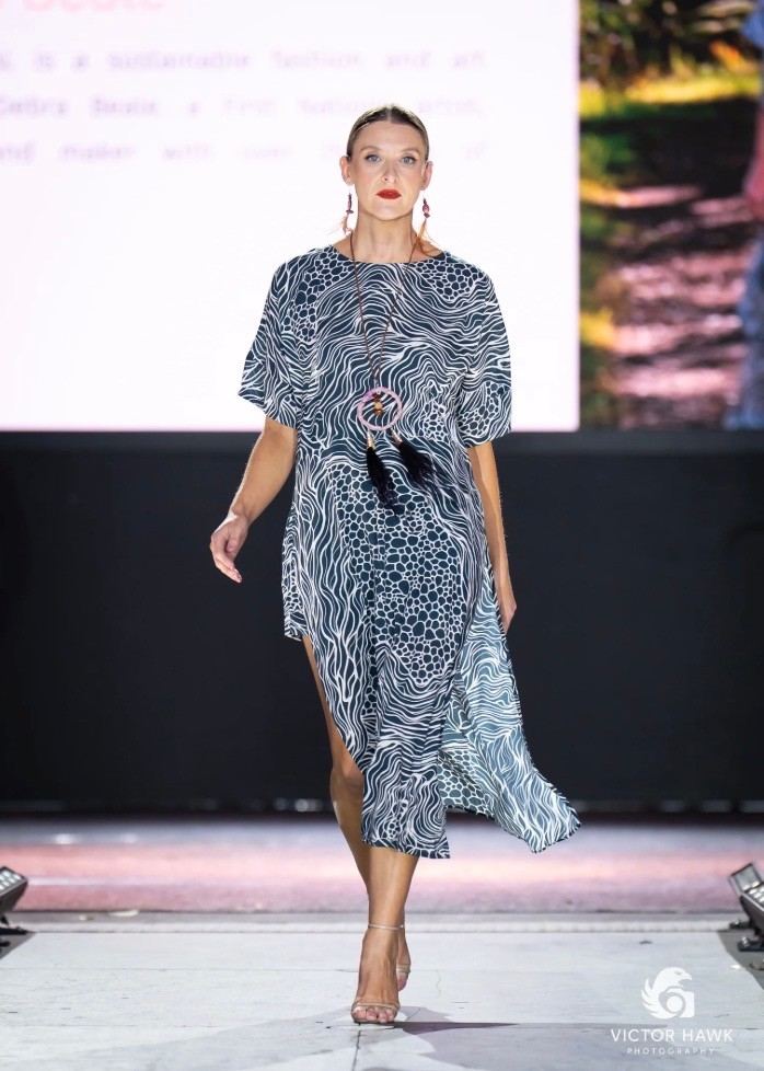 River Kaftan With Split | Deboriginal 🌊✨
Now featured on the FOMA Collective 🛍️
deboriginalart
🌿 Design Story
Inspired by flowing river patterns, this elegant kaftan is part of Deboriginal Contemporary’s Ngayi Parri (Mother Earth) collection, celebrating connection to Country, healing, and natural movement.
🧵 Fabric & Feel
Crafted from premium modal “vegan silk” 🌱 — a bio-based, semi-synthetic fabric made from beech tree pulp. Renowned for its exceptional softness, smooth drape, and lasting durability, modal is also a more sustainable alternative to cotton, using less water and supporting eco-conscious production ♻️
🎨 Designer Spotlight | Debra Beale
A proud First Nations artist with over 35 years of artistic practice 🖤💛❤️, Debra Beale weaves Traditional Cultural Knowledge into contemporary fashion. Her work is grounded in Truth Telling, Ngayi Parri (Mother Earth), and stories of healing, sustainability, and connection—honouring the world’s oldest living culture through land, sea, and sky.
📌 Product Details
✨ Product: River Kaftan With Split
📐 Sizes: 10, 14
🏷️ Brand: Deboriginal
👩🏽🎨 Designer: Debra Beale
🛍️ Now available on the FOMA Collective
Where fashion, culture, and sustainability meet 🌏✨
🥰📸 from @victorhawk.media
#FOMACollective #Deboriginal #RiverKaftan
#FirstNationsFashion #DebraBeale
#SustainableFashion #WearableArt
@sxswsydney @dfat @gandhicreations @ausfashioncouncil @tafensw @powerhousemuseum @aussieexport