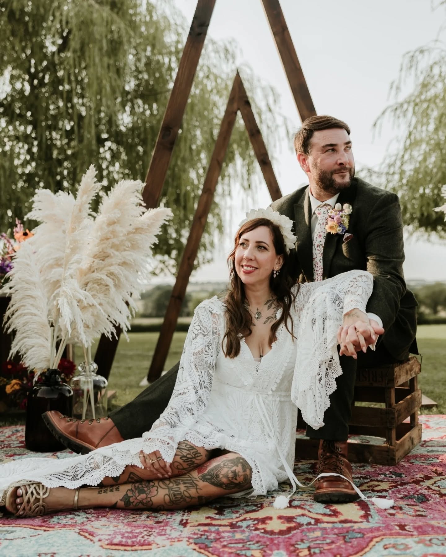 When it's almost your wedding day and your soon-to-be realises she needs a wedding arch, be a Carl and build her one 🥰 and I'll of course put you in it for your couple photos because 😍🔥
.
Photos: @laurenmarchantphotography
Venue: @eastfieldsfarmbarns
Hair: @xlusciouslocksx
MUA: @chloe_eleanormua
Jewellery: @thehattongardenworkshop @friarhouse_antiquejewellery house
Headwear: @hannah_headwear