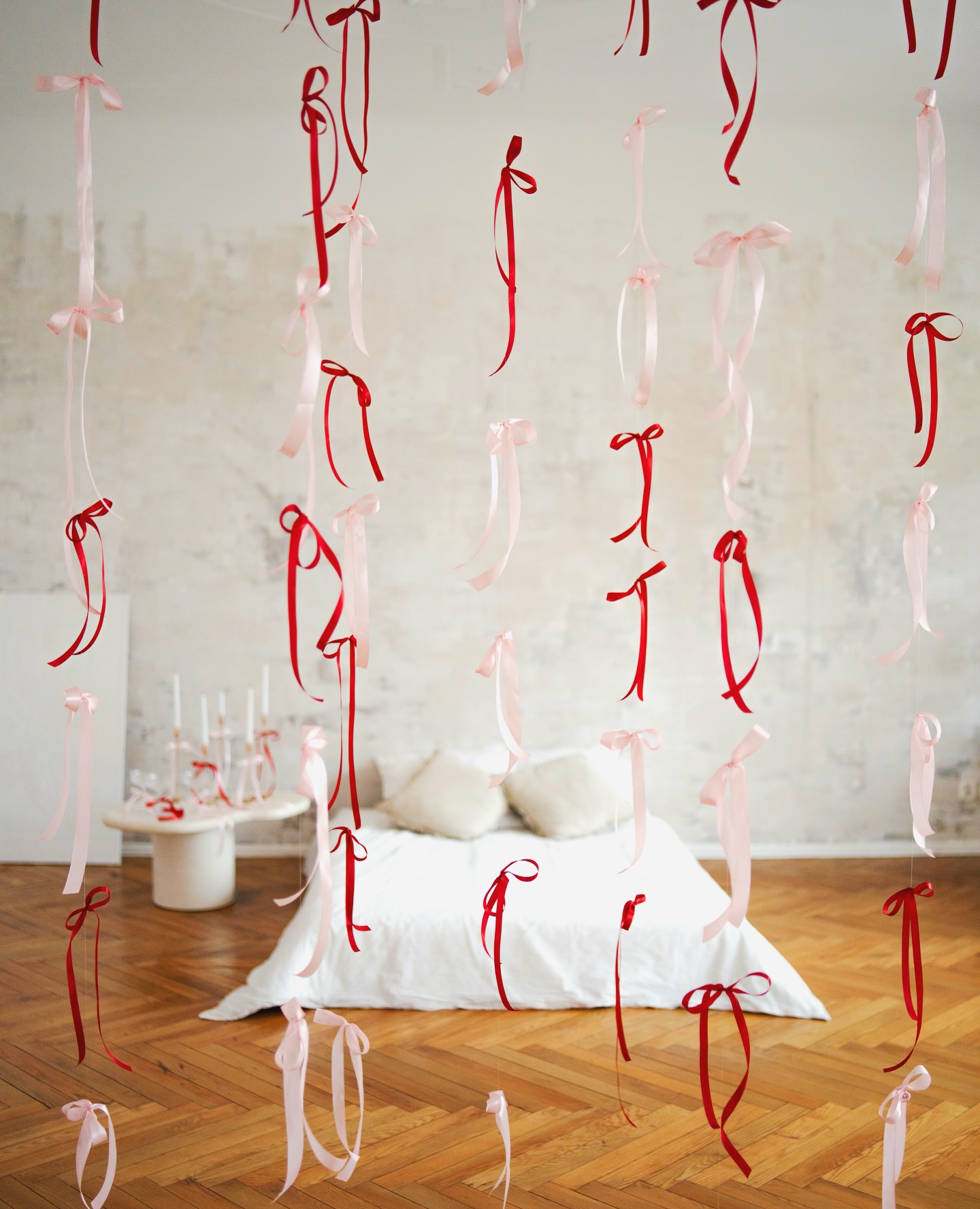 Walentynkowa minimalistyczna scenografia🎀❤️ 23.01. - 18.02.
Jak co roku przygotowaliśmy Walentynkowy akcent wspólnie z @da_fiori który urozmaici Wasze sesje zdjęciowe przez cały najbliższy miesiąc. Idealnie sprawdzi się do minimalistycznych Walentynkowych portretów, jak również do tych romantycznych ujęć tylko we dwoje 🎀❤️
Pozwólcie sobie na kreatywność! 💗
• zabierz swoje ulubione kwiaty i stylizacje
• fotografuj scenografię z obu stron
• pozuj na stojąco, dołóż materac lub wybrany fotel
• korzystaj ze świec i kieliszków prosecco
Pozostałe pokoje w studio są oczywiście całkowicie neutralne, tak abyście nadal mogli wykonywać każdy rodzaj sesji i nagrań wideo - od tych rodzinnych, kobiecych, romantycznych po biznesowe, modowe i wizerunkowe.
Zapraszamy do wynajmu studia 📸
📍FACHstudio
ul. Dworcowa 73/4 Bydgoszcz
#sesjawalentynkowa #scenografiawalentynkowa #studiofotograficznebydgoszcz #studionawynajembydgoszcz #walentynki2026