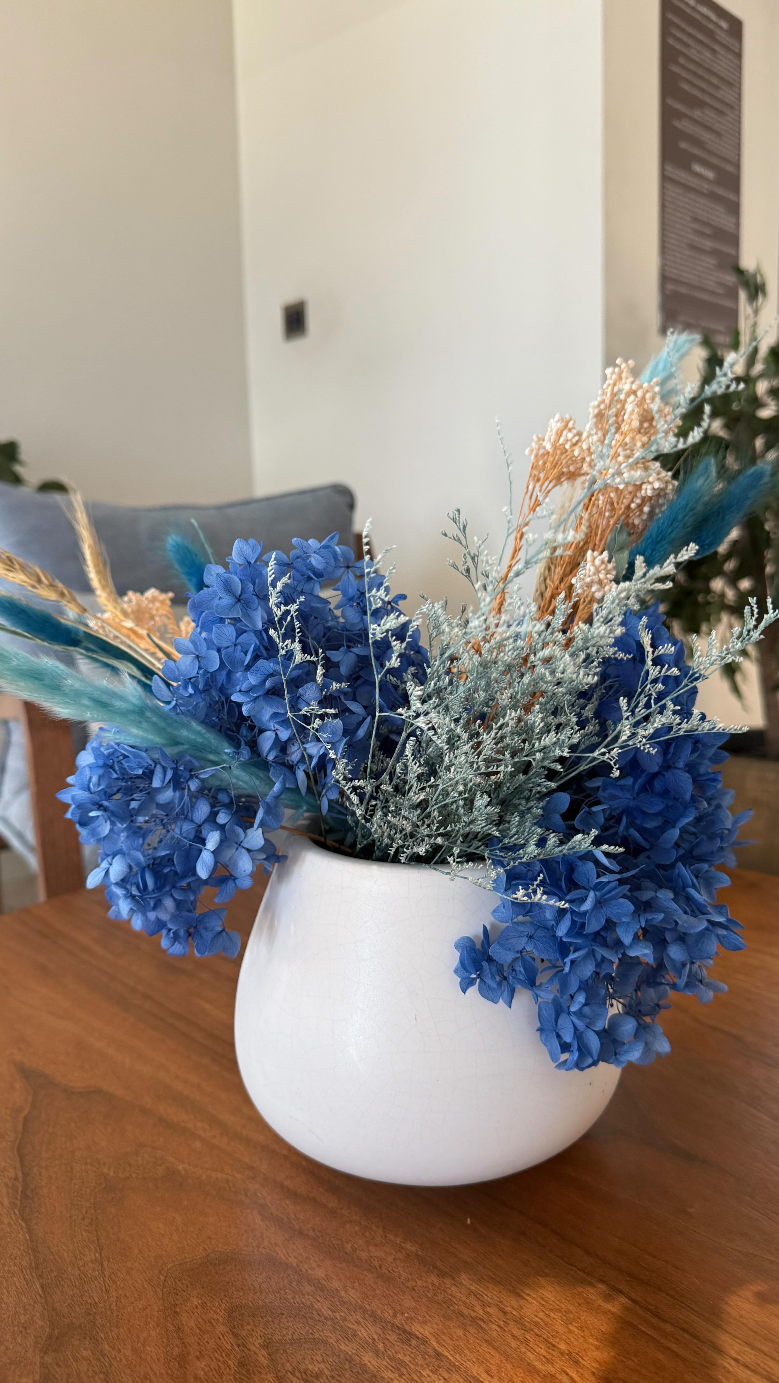 Was passiert, wenn du anfängst, dir selbst zuzuhören?
Wenn du die Signale deines Körpers nicht mehr ignorierst.
Wenn du anfängst, auf dich zu achten auf deine Weise, als Frau.
Wir funktionieren nicht konstant.
Unsere Hormone verändern sich ständig.
Zyklen sind unregelmäßig oder bleiben ganz aus.
Unerfüllter Kinderwunsch.
Dauerstress.
Emotionale Überlastung.
Erschöpfung, die sich normal anfühlt, weil sie schon so lange da ist.
Unser Körper steht unter Stress oft so lange,
dass Cortisol nicht mehr steigt, sondern dauerhaft niedrig ist,
weil der Körper längst im Überlebensmodus ist.
Und wir ignorieren es.
Und wir funktionieren weiter.
Und wir machen einfach weiter.
Doch der Körper vergisst nichts.
Alles wird gespeichert im Nervensystem, im Hormonsystem, im Lymphsystem.
Das Lymphsystem trägt, speichert, staut und zeigt uns irgendwann:
Ich kann nicht mehr.
Und dann entstehen Symptome.
Dann entstehen Krankheiten.
PCO.
Hashimoto.
Lymphprobleme.
Chronische Entzündungen.
Autoimmunprozesse.
Erschöpfung.
Hormonchaos.
Nicht, weil der Körper „gegen dich arbeitet“.
Sondern weil er versucht, dich zu schützen.
Weil er spricht und du zu lange nicht gehört hast.
Selbstfürsorge ist kein Luxus.
Hinhören ist keine Schwäche.
Langsamer werden ist kein Versagen.
Dein Körper ist nicht dein Feind.
Er ist dein Zuhause💛
#achtsamkeit #glow #glowbabyglow #lipödem #lymph