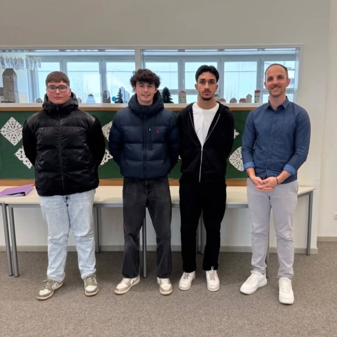 Repost • @hak_has_schwaz FreiDay-Projekt - Vorlesetag in der VS Johannes-Messner
Wir, Matthias, Josip und Ahmet (2AS, im Bild mit Dir. Schneider - VS Johannes-Messner) durften am Freitag aus dem Buch “Bundesligaalarm” von den 3 ??? der 1B vorlesen. Gespannte Kinderaugen und zufriedene Handelsschüler! 👀📚
#BHASSchwaz #Freiday #bildung #zukunft