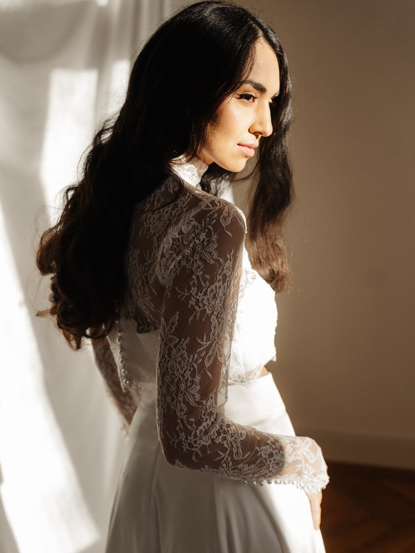 Modern Love 🤍
Ein zartes Spitzen-Top mit langen Ärmeln, kombiniert mit einem hochgeschnittenen, fließenden Rock – minimalistisch, feminin und unglaublich stilvoll. Die feine Spitze trifft auf klare Linien und schafft genau diesen lässigen Bridal-Chic, der gleichzeitig modern und zeitlos wirkt. 🤍
Perfekt für Bräute, die Leichtigkeit lieben, sich frei bewegen wollen und trotzdem ein echtes Statement setzen möchten.
Ob Standesamt, freie Trauung oder After-Wedding-Look – dieser Zweiteiler ist einfach wow.
GET THE LOOK - und vereinbare deinen Anprobetermin 🥂
www.brautmoment.at
#braut #modernbride #zweiteiler #hochzeit #brautmode