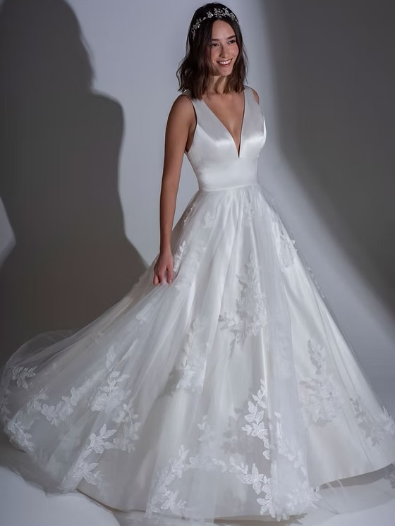 Contemporary dress in satin with plunge neckline and appliqued tulle skirt.
@fredabennet - Style ‘Franklin’
#hampshirebride #berkshirebride #surreybride #bride2026 #yateley